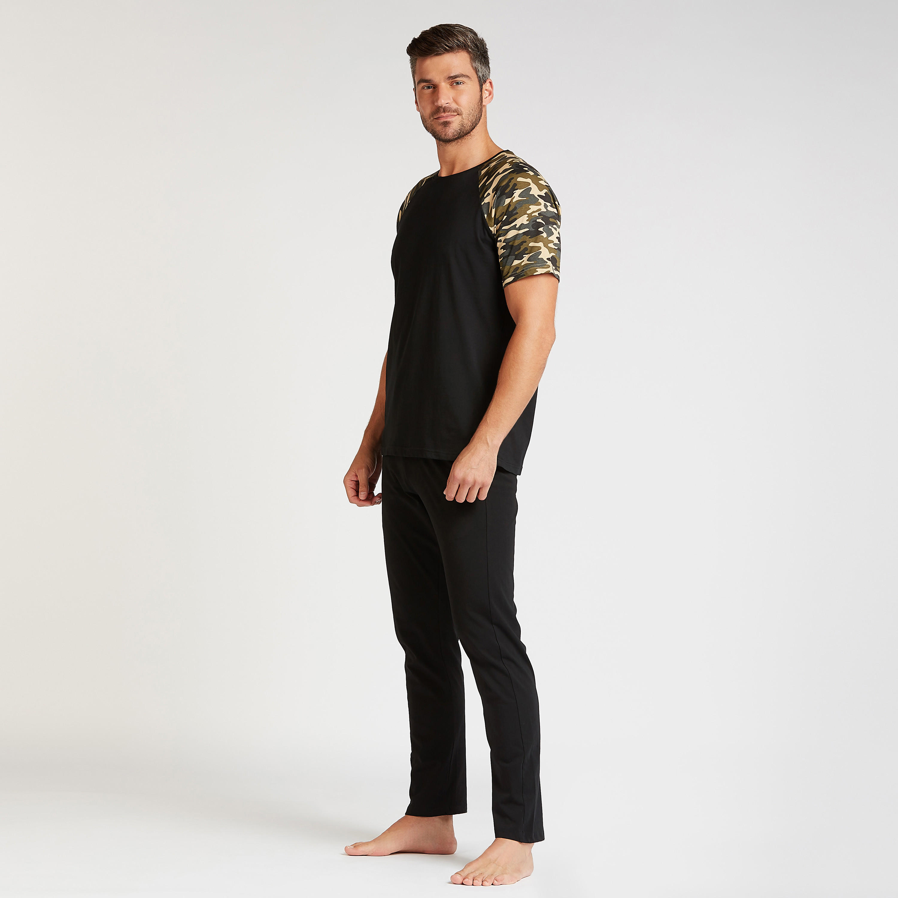 طقم بنطلون بيجام وتيشيرت بأكمام مغايرة وطبعات مموهة-men-clothing-nightwear-sets-image-5