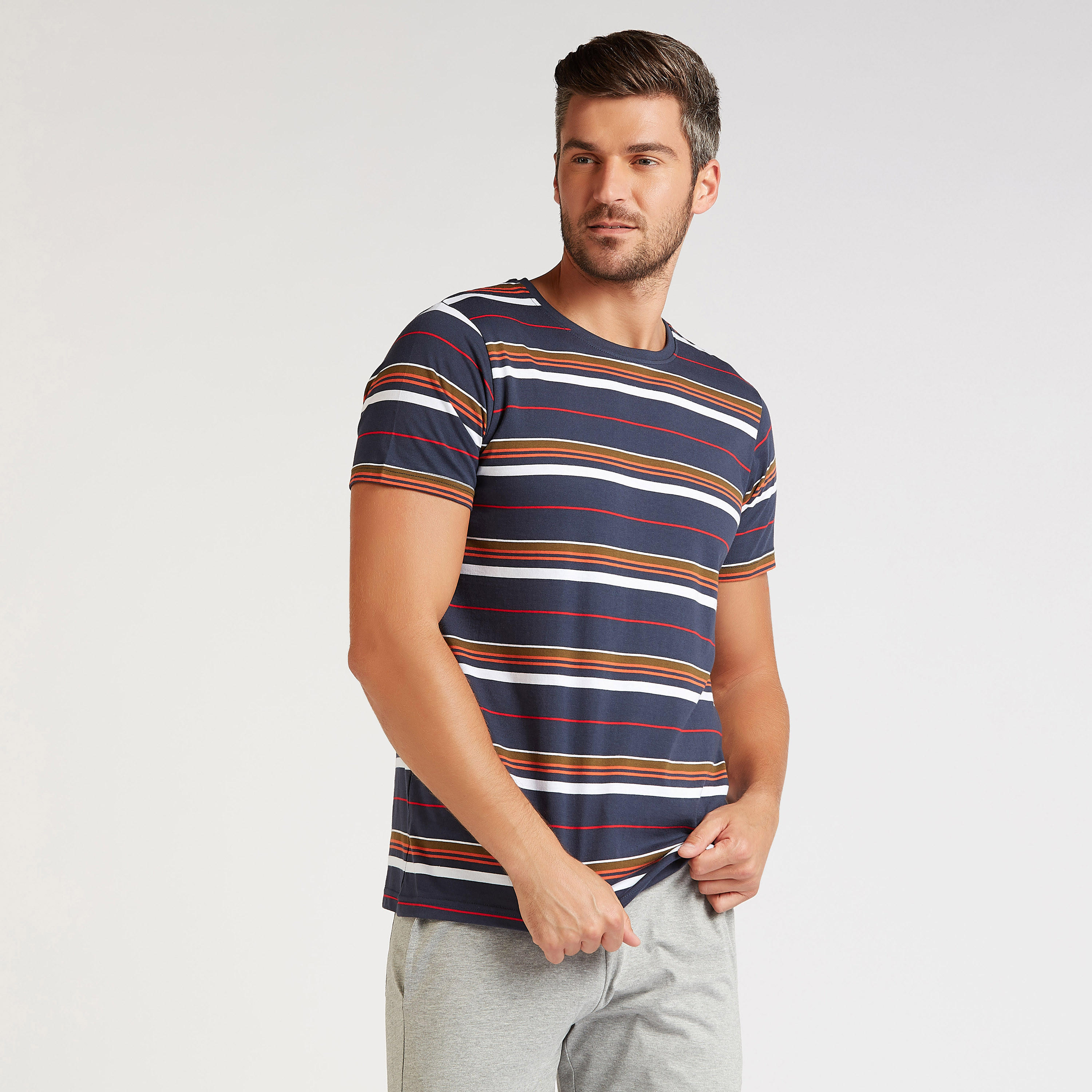 طقم بنطلون بيجاما وتيشيرت مخطط بياقة ضيقة-men-clothing-nightwear-sets-image-3