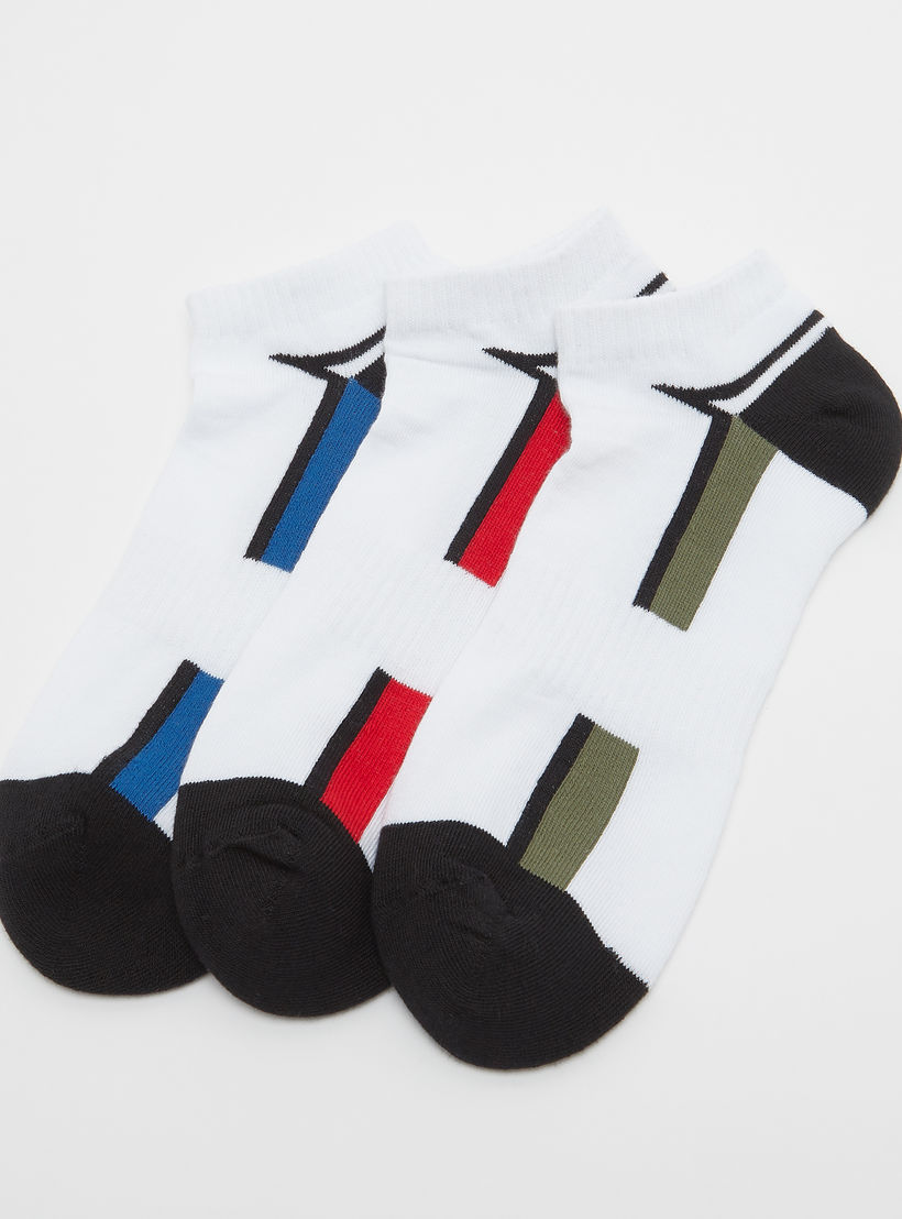 جوارب متنوعة بطول الكاحل وحواف مطّاطية - طقم من 3 أزواج-men-socks-image-3
