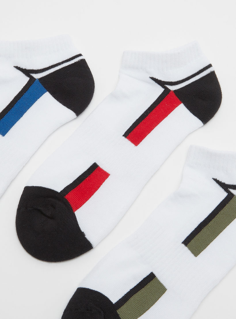 جوارب متنوعة بطول الكاحل وحواف مطّاطية - طقم من 3 أزواج-men-socks-image-2