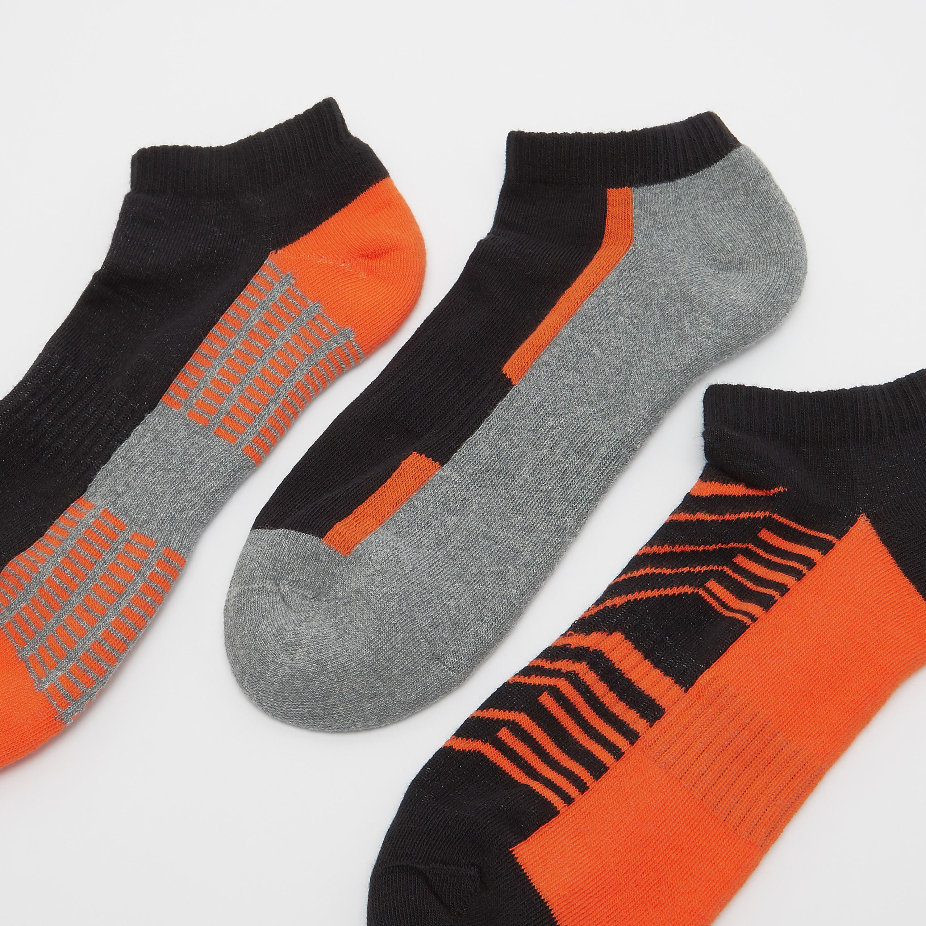 جوارب متنوعة بطول الكاحل وحواف مطّاطية - طقم من 3 أزواج-men-socks-image-2