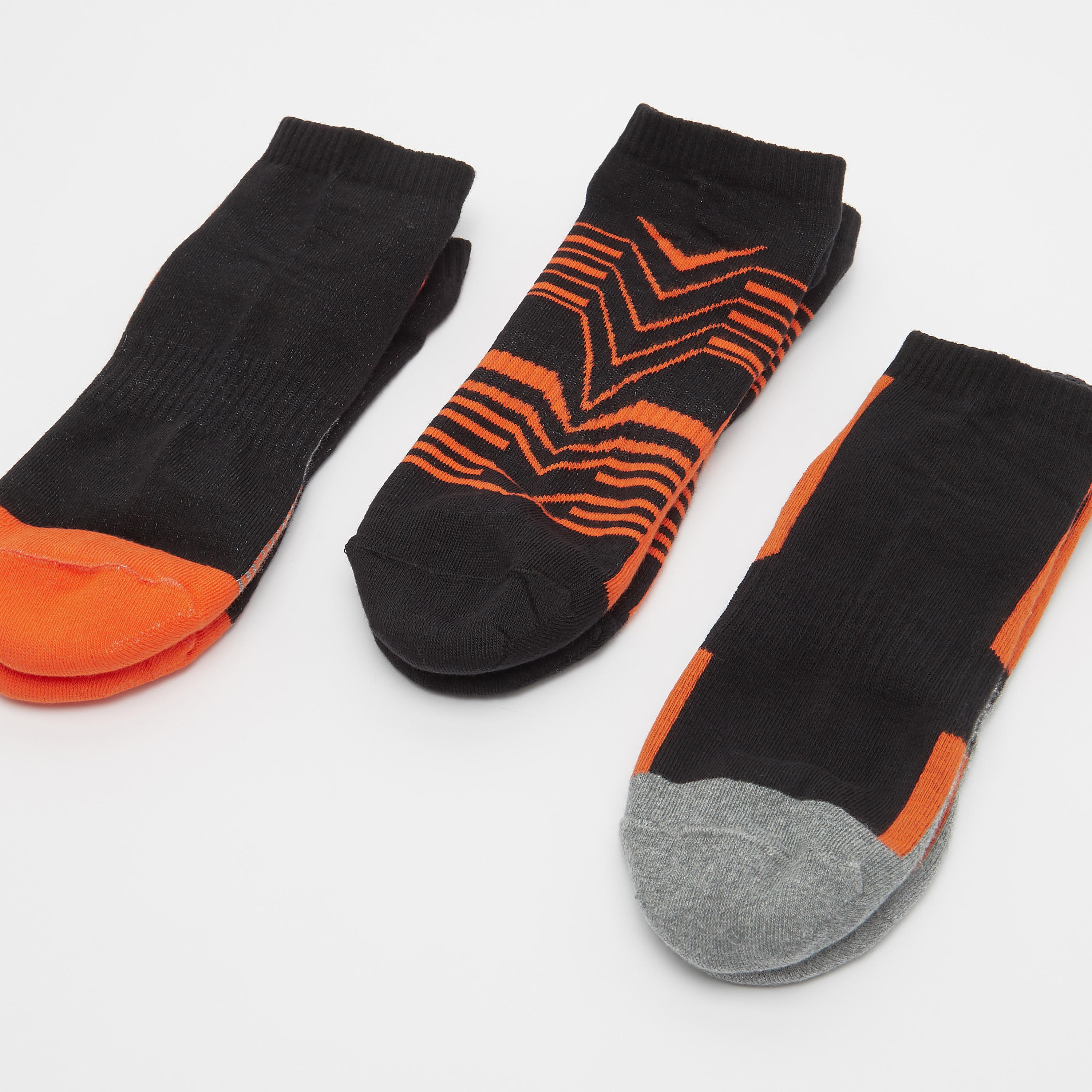 جوارب متنوعة بطول الكاحل وحواف مطّاطية - طقم من 3 أزواج-men-socks-image-3
