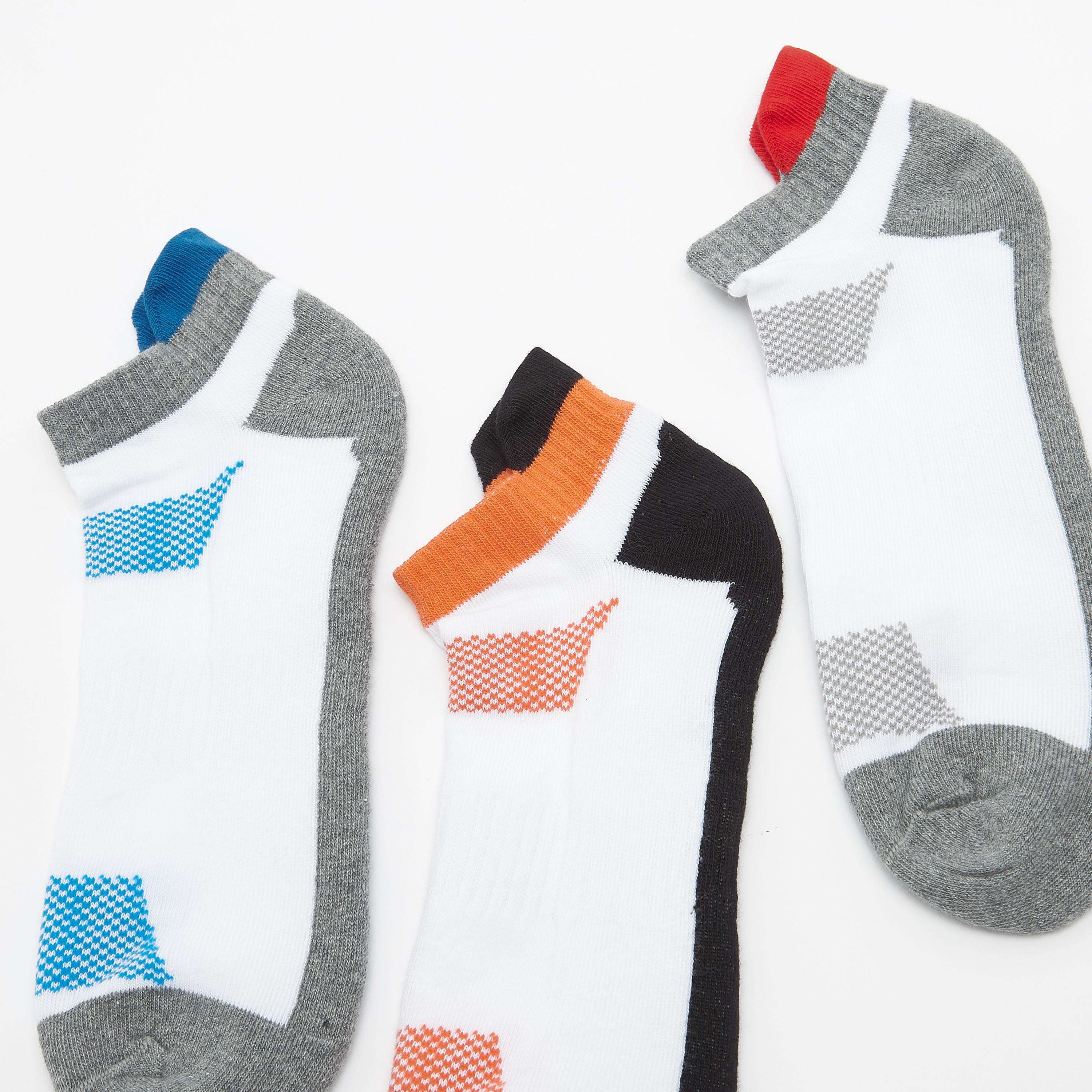 جوارب متنوعة بطول الكاحل وحواف مطّاطية - طقم من 3 أزواج-men-socks-image-2