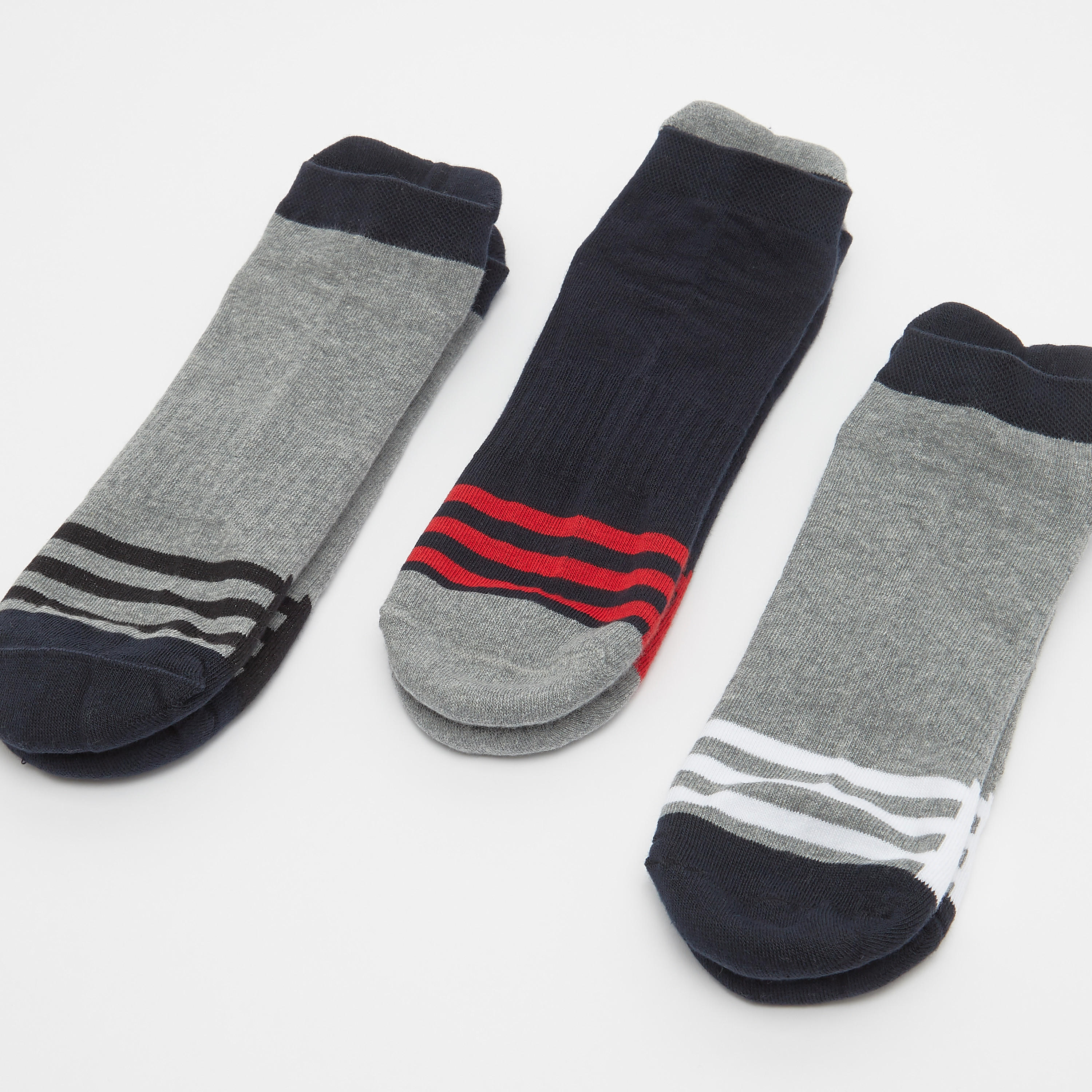جوارب متنوعة بطول الكاحل وحواف مطّاطية - طقم من 3 أزواج-men-socks-image-3