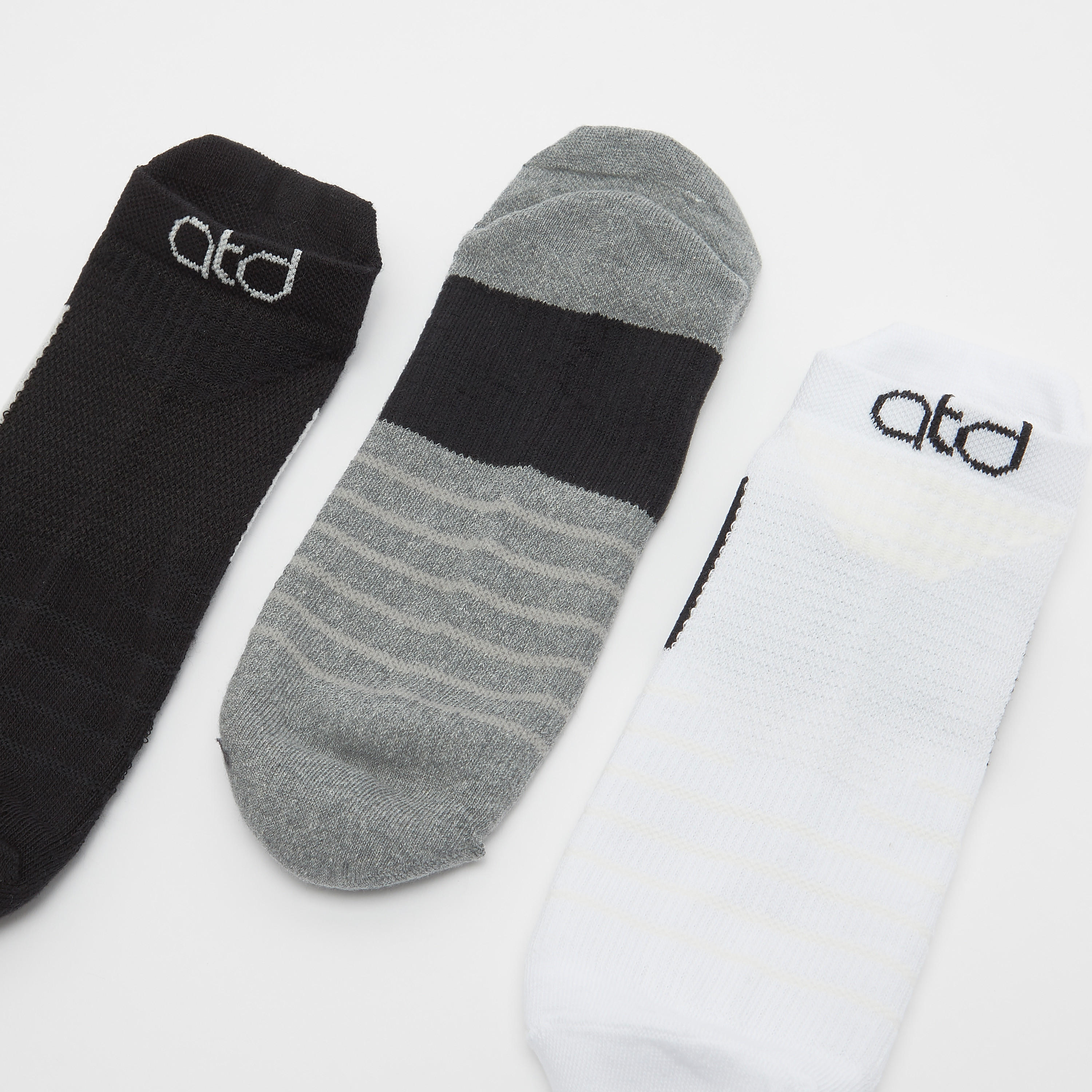 جوارب متنوعة بطول الكاحل وحواف مطّاطية - طقم من 3 أزواج-men-socks-image-2