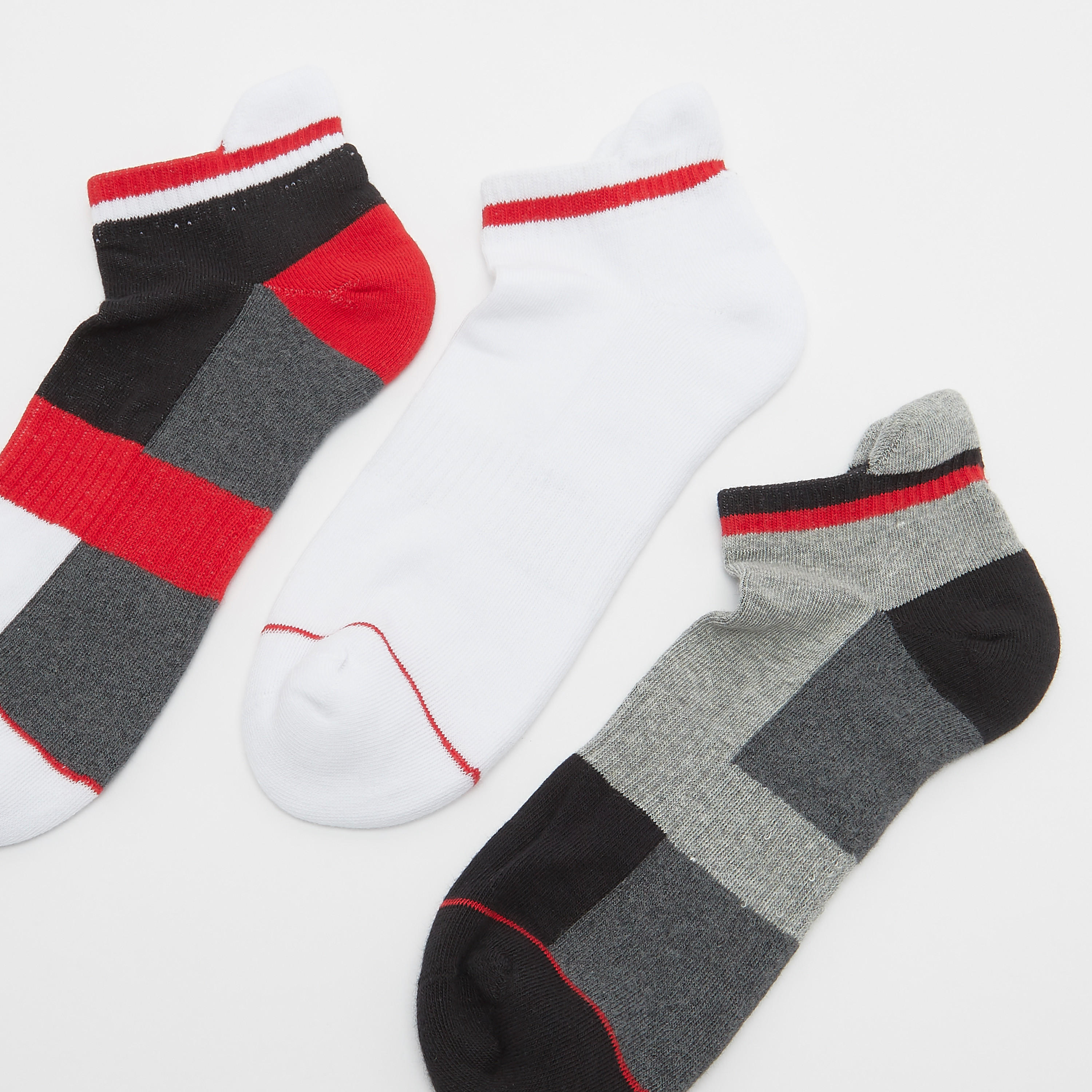 جوارب متنوعة بطول الكاحل وحواف مطّاطية - طقم من 3 أزواج-men-socks-image-2