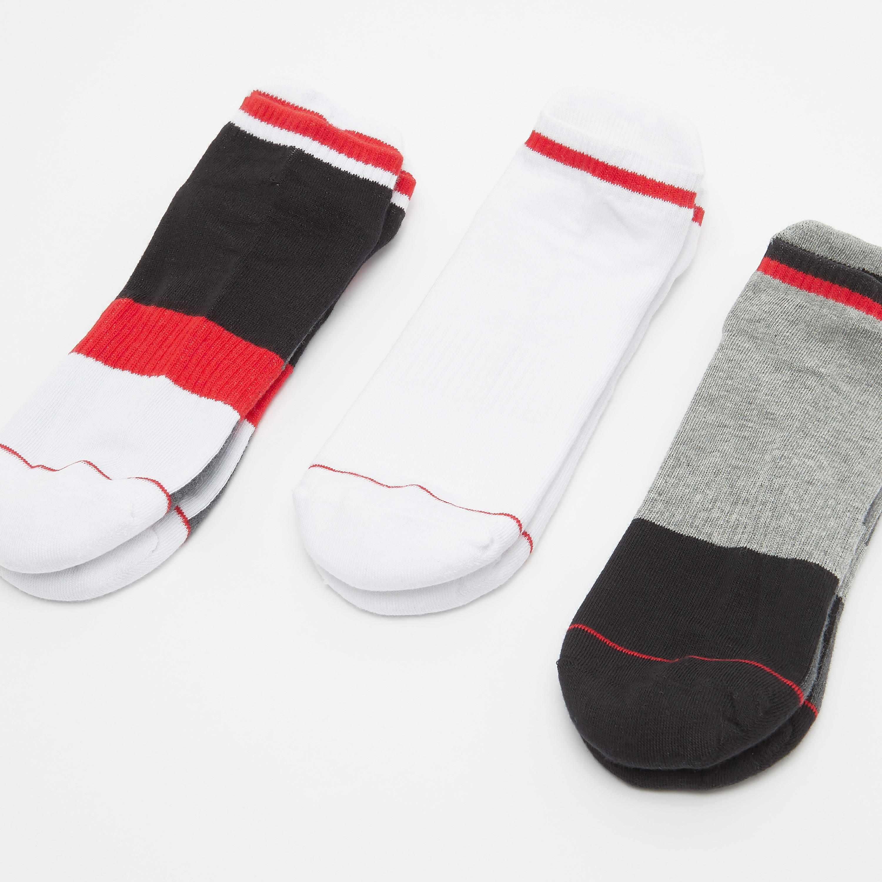 جوارب متنوعة بطول الكاحل وحواف مطّاطية - طقم من 3 أزواج-men-socks-image-1