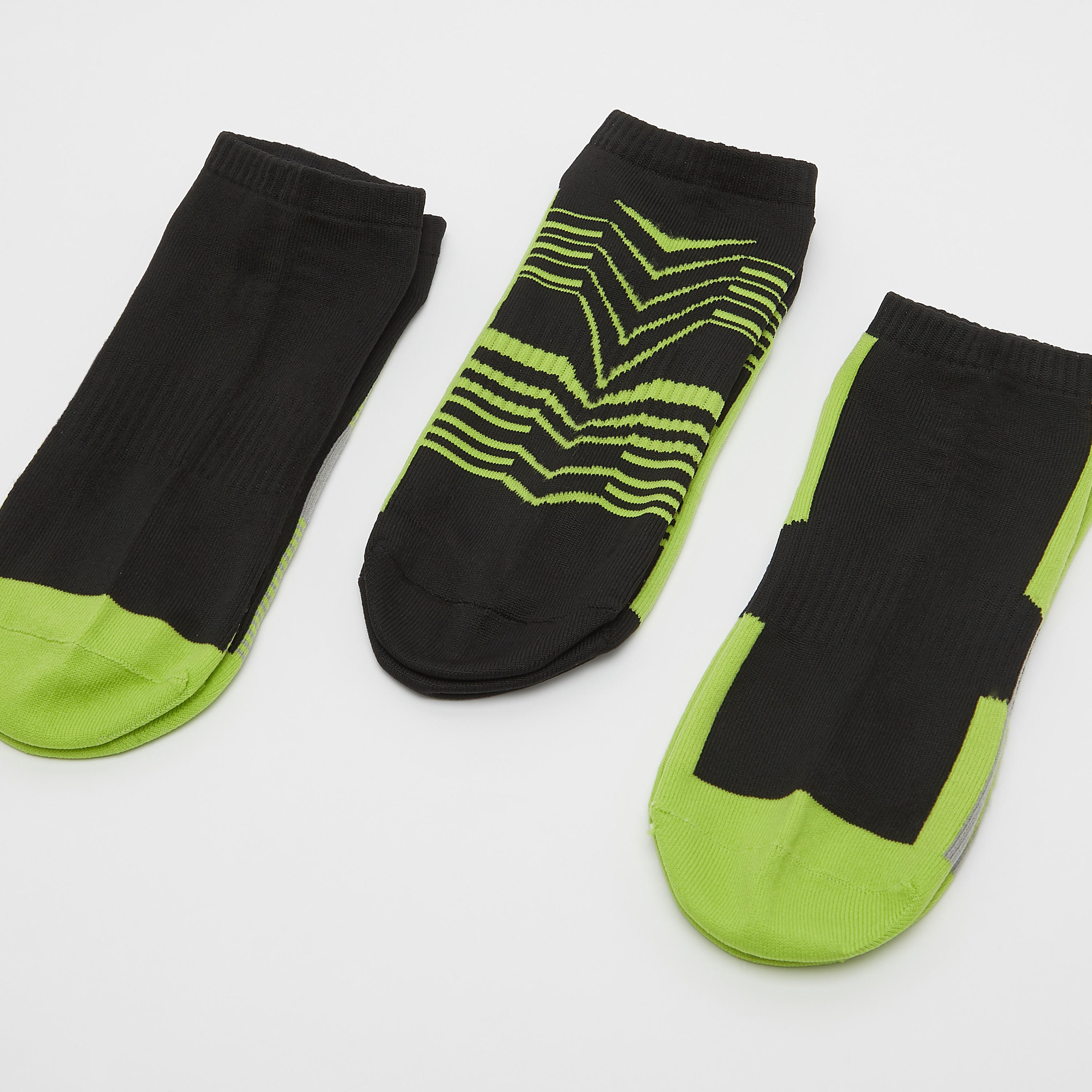 جوارب متنوعة بطول الكاحل وحواف مطّاطية - طقم من 3 أزواج-men-socks-image-1
