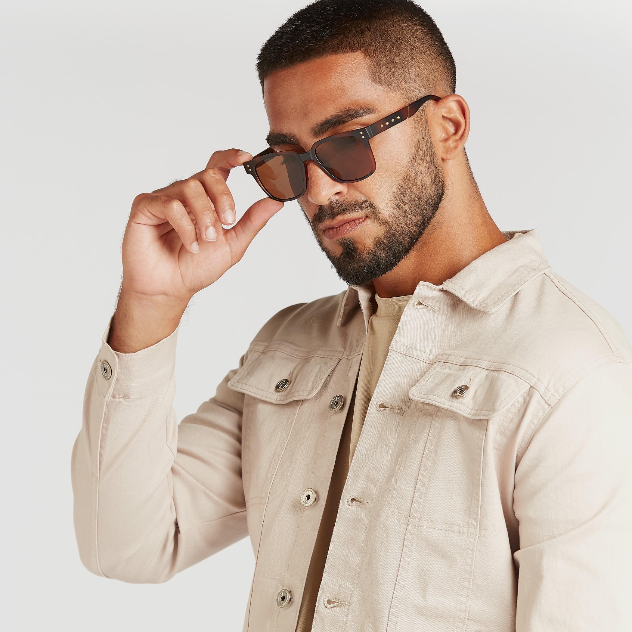 نظّارة شمسية واي فيرار بإطار كامل ووسادات أنف وطبعات وتفاصيل أحجار-men-sunglasses-image-2