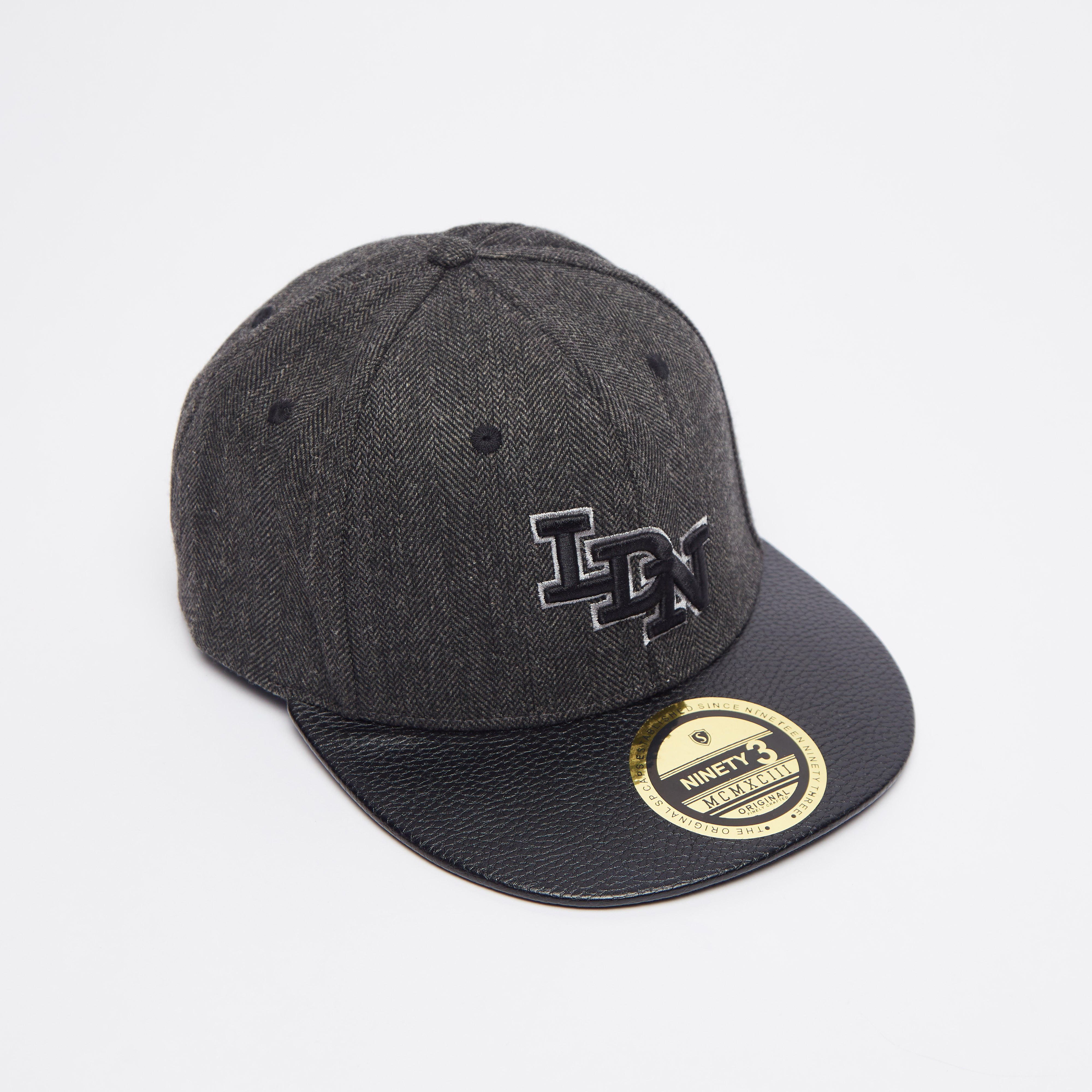 قبعة كاب مطرّزة بزر إغلاق-men-caps-image-3