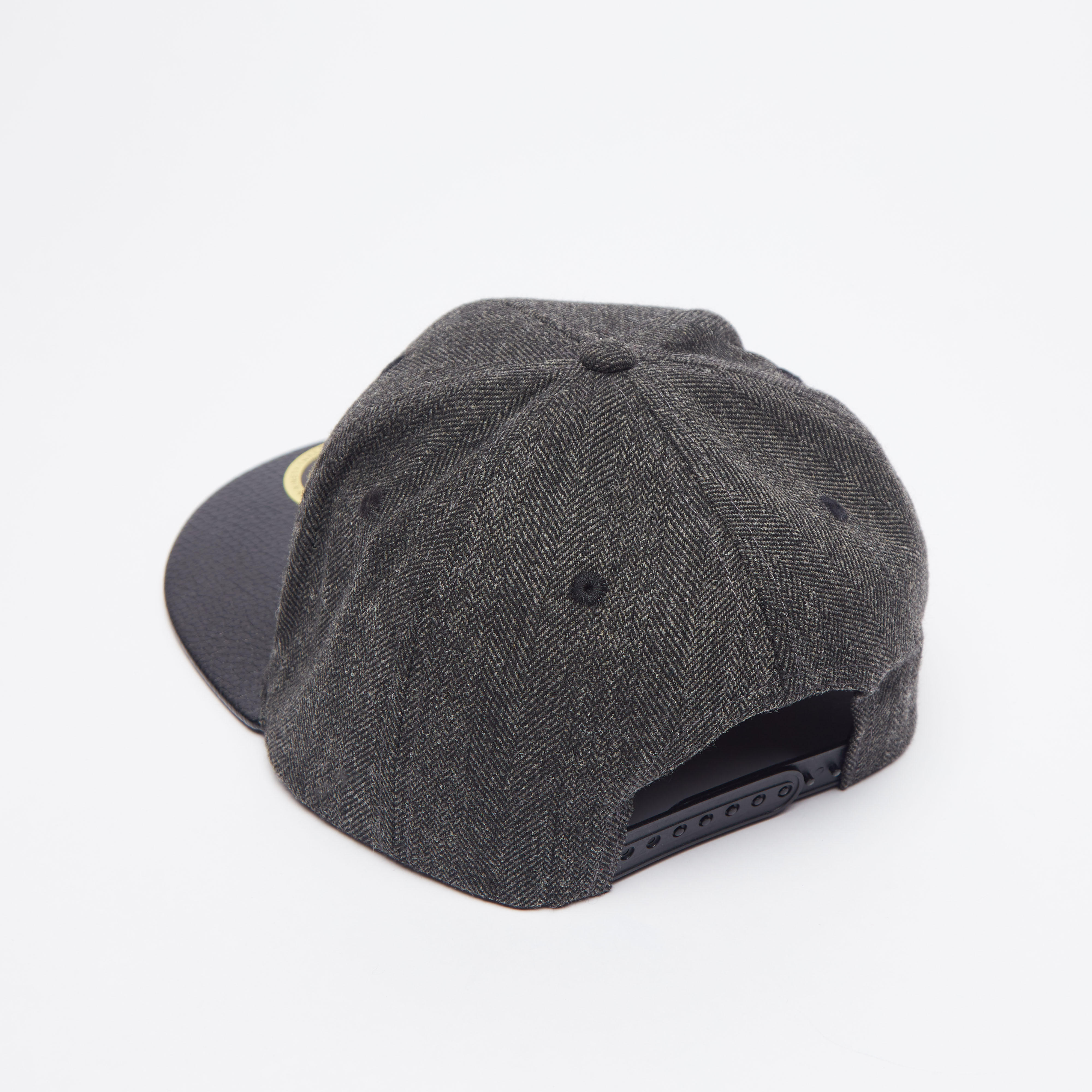 قبعة كاب مطرّزة بزر إغلاق-men-caps-image-1