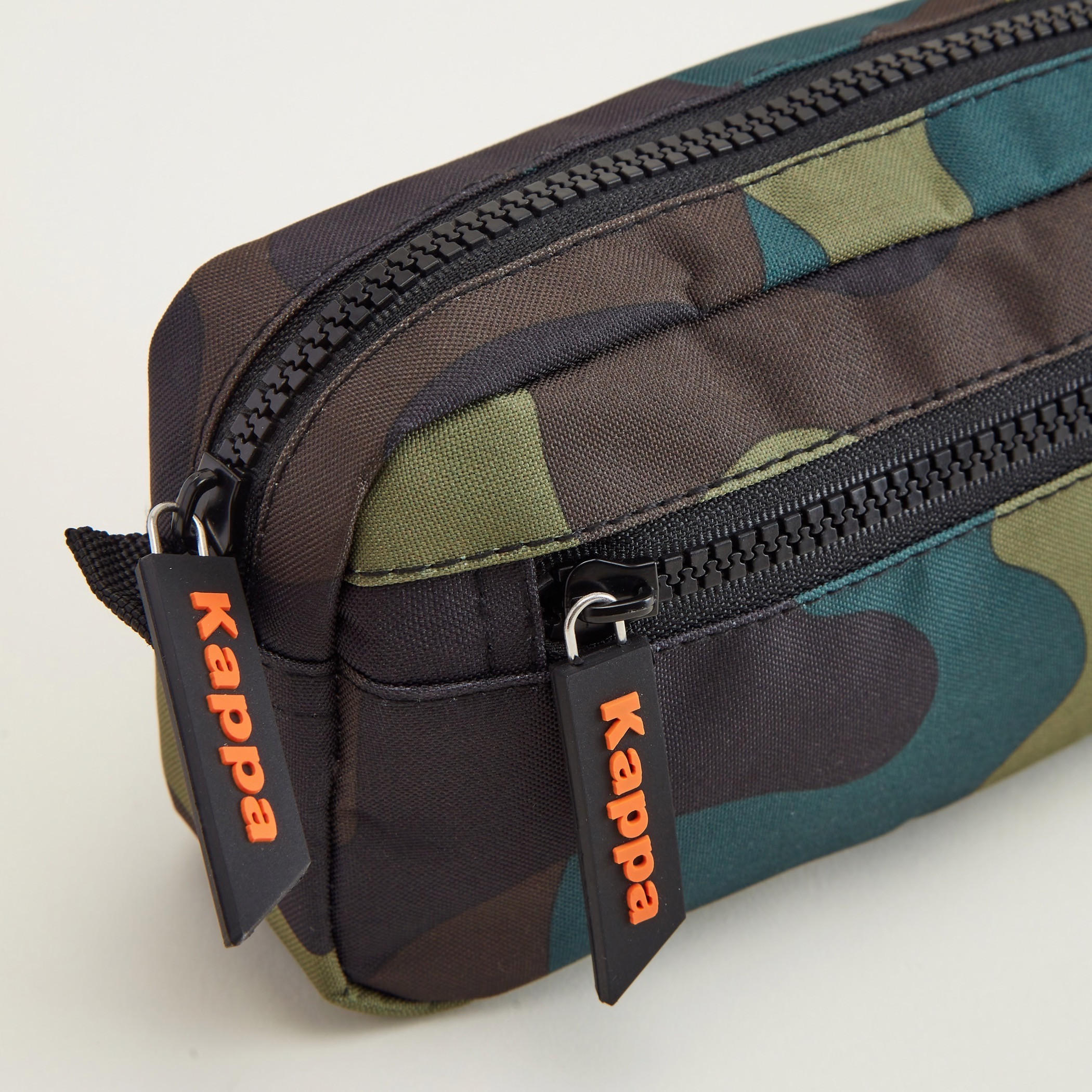 مقلمة بسحاب إغلاق وطبعات مموهة من كابا-men-bags-image-2