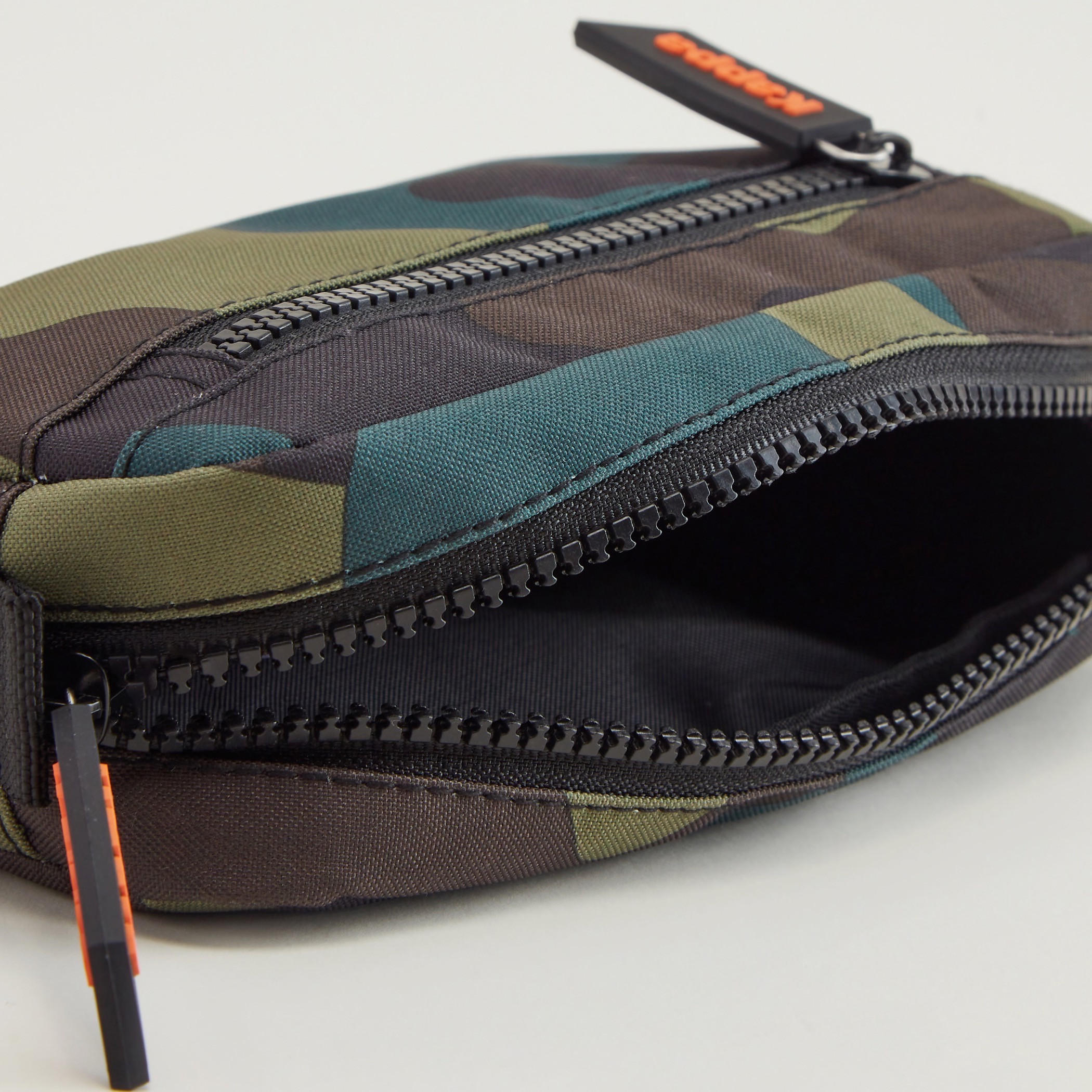 مقلمة بسحاب إغلاق وطبعات مموهة من كابا-men-bags-image-4