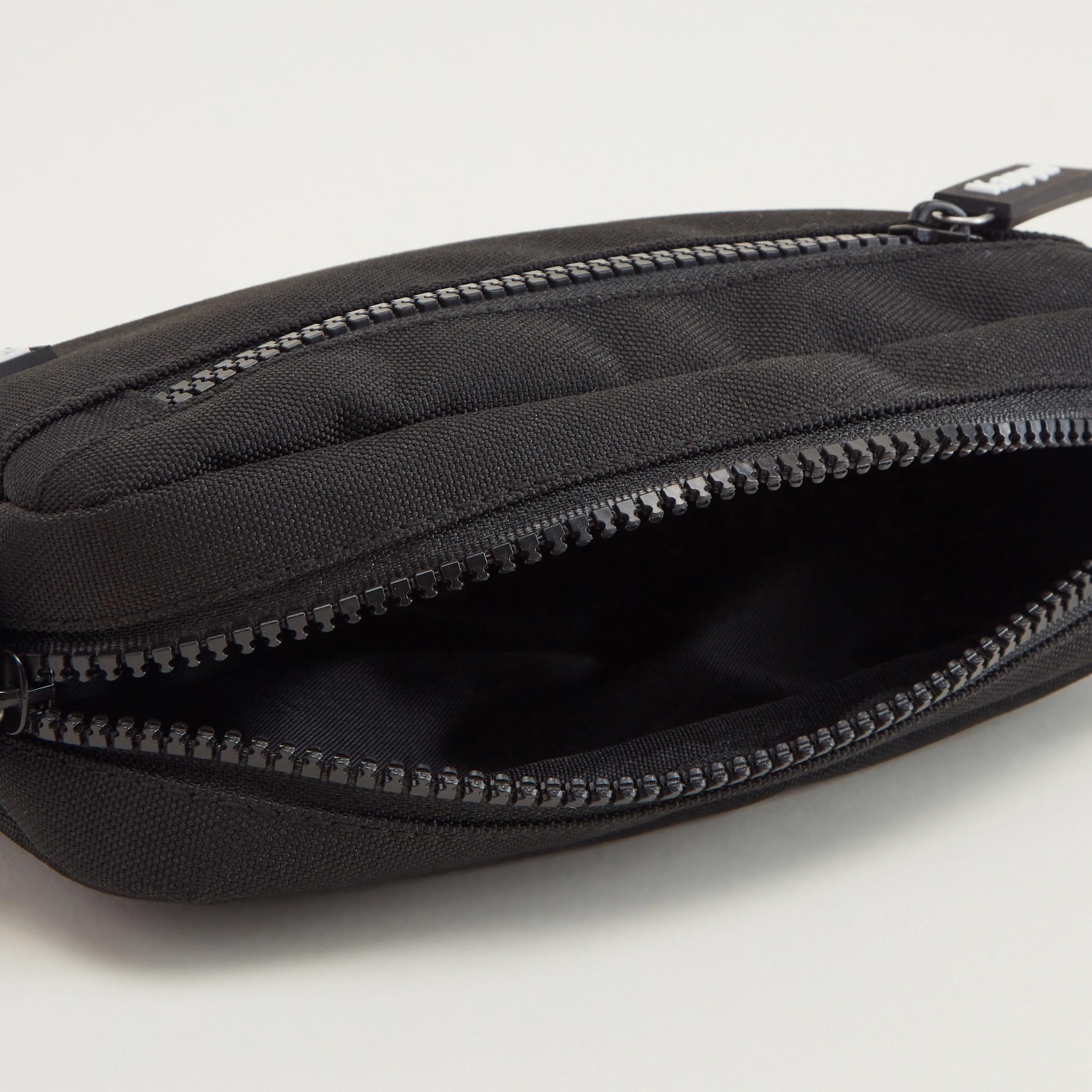 مقلمة بارزة الملمس بسحّاب إغلاق من كابا-men-bags-image-4