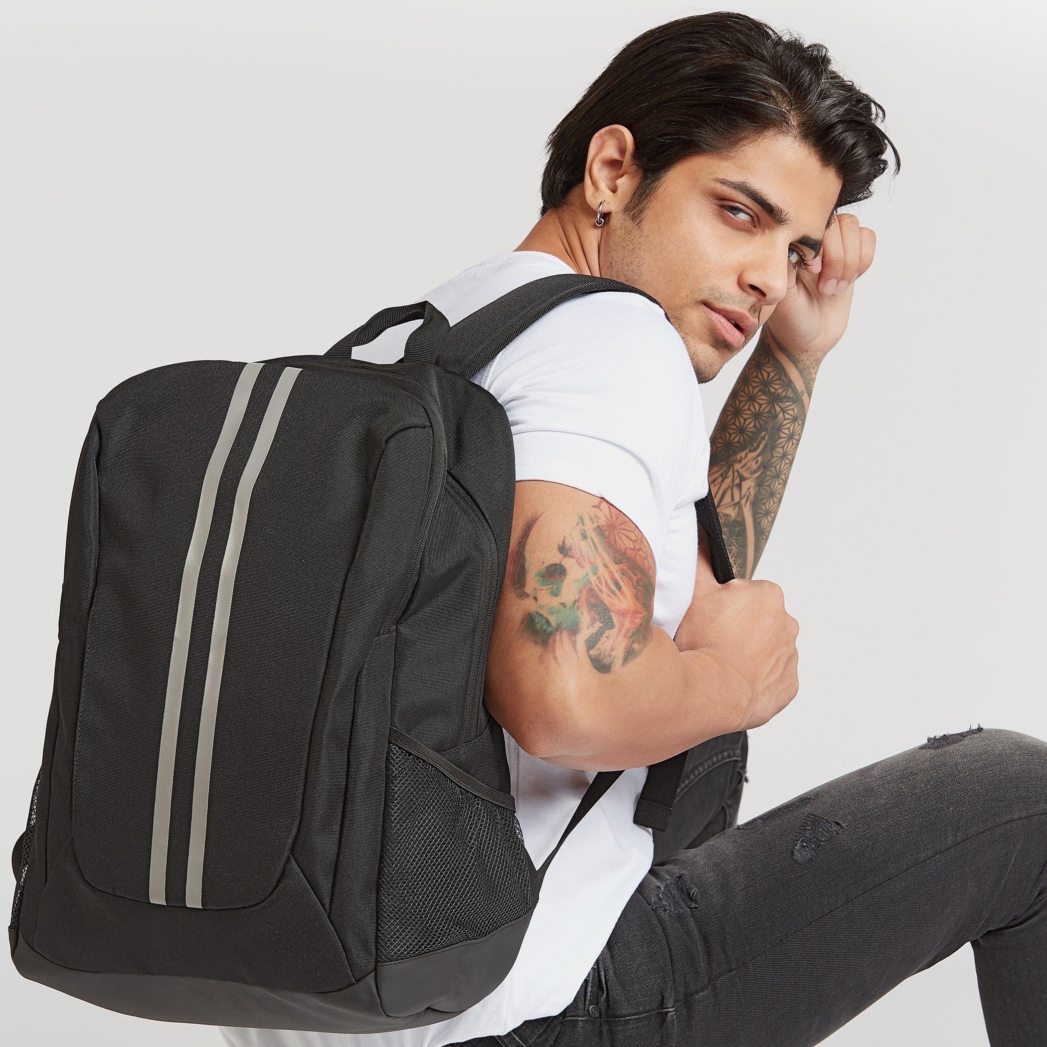 شنطة ظهر بحمّالات كتف قابلة للتعديل ومقبض علوي وتفاصيل شريطة-men-bags-image-4