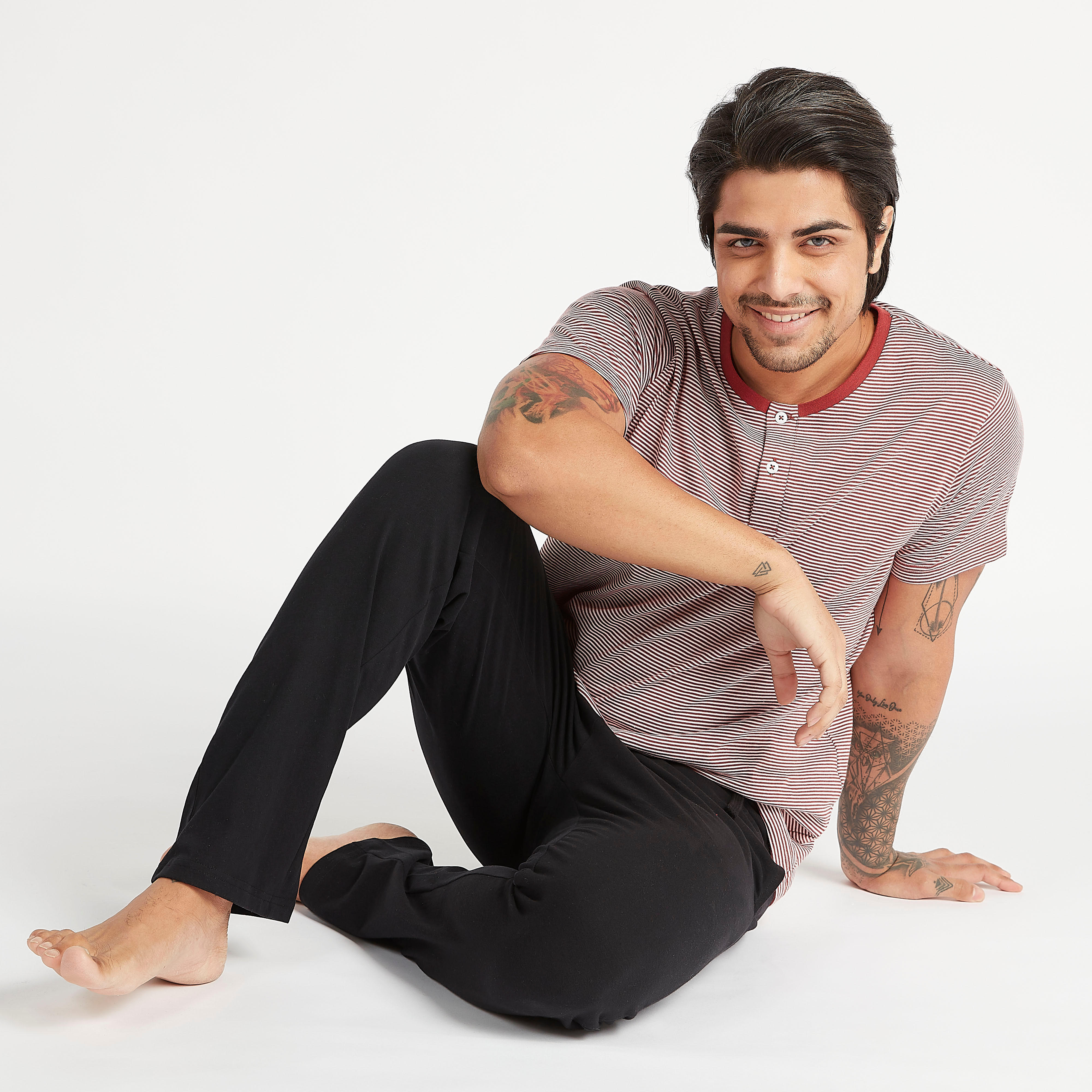 طقم مستدام تيشيرت مخطّط بياقة هينلي مع بنطلون بيجاما سادة-men-clothing-nightwear-sets-image-1
