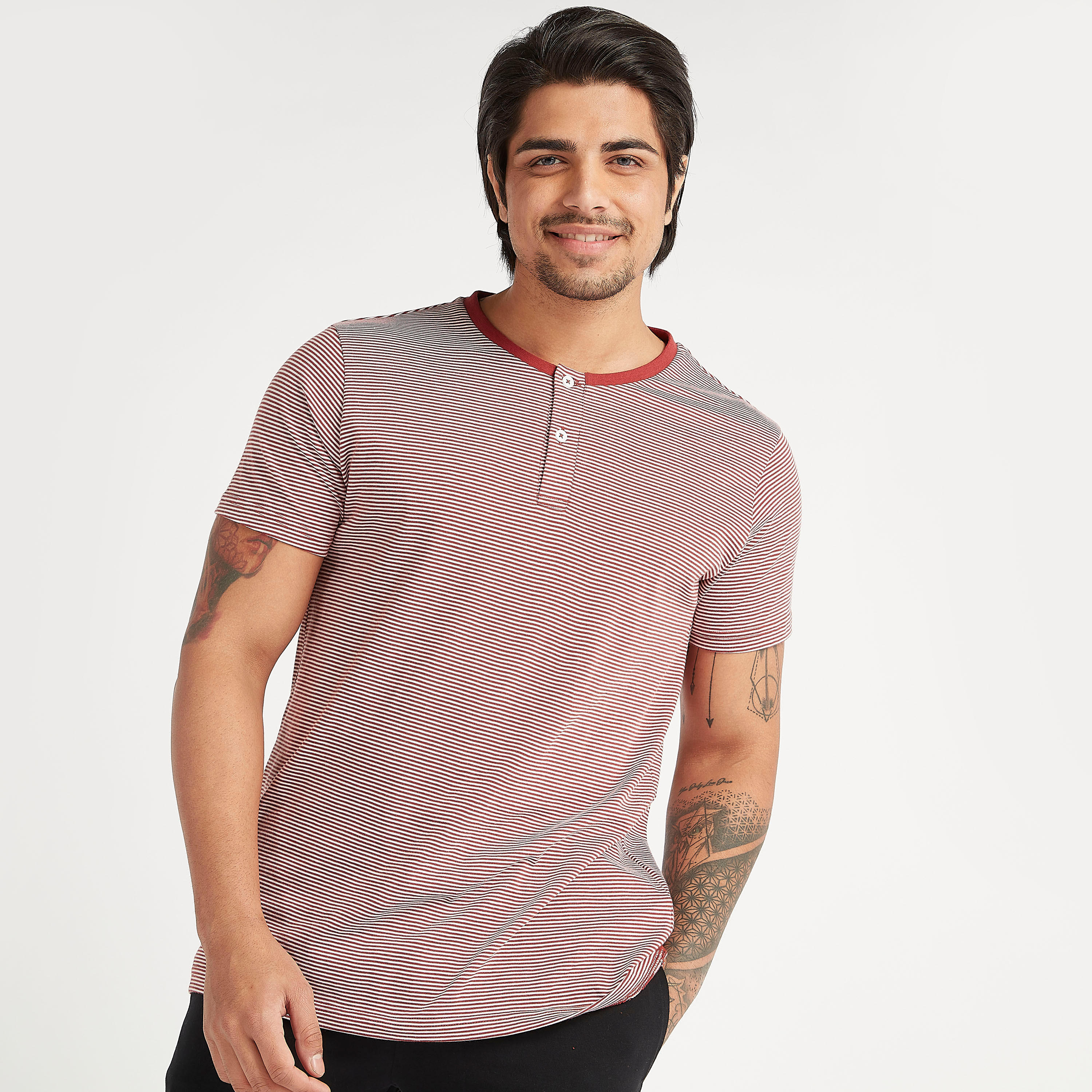 طقم مستدام تيشيرت مخطّط بياقة هينلي مع بنطلون بيجاما سادة-men-clothing-nightwear-sets-image-2