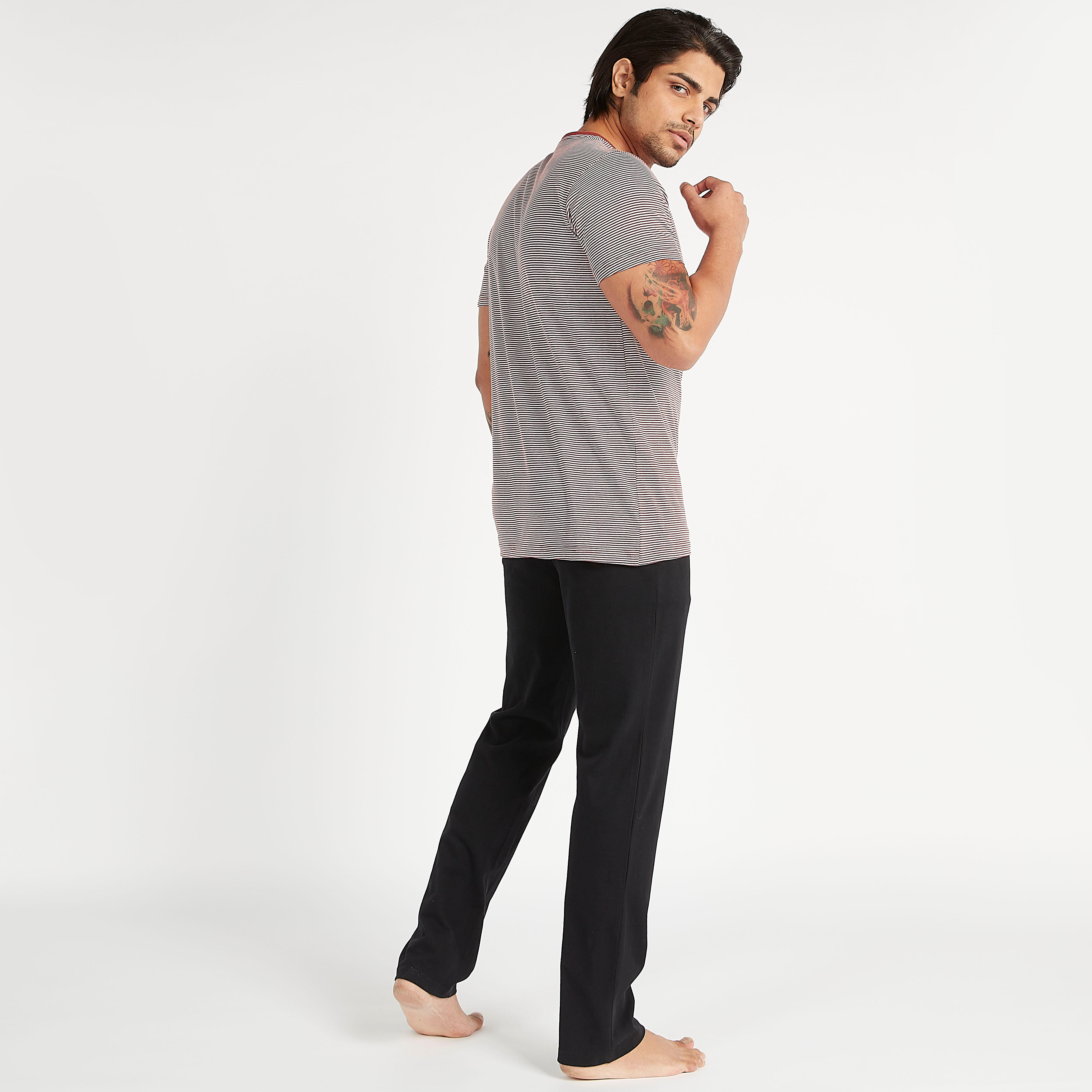 طقم مستدام تيشيرت مخطّط بياقة هينلي مع بنطلون بيجاما سادة-men-clothing-nightwear-sets-image-3