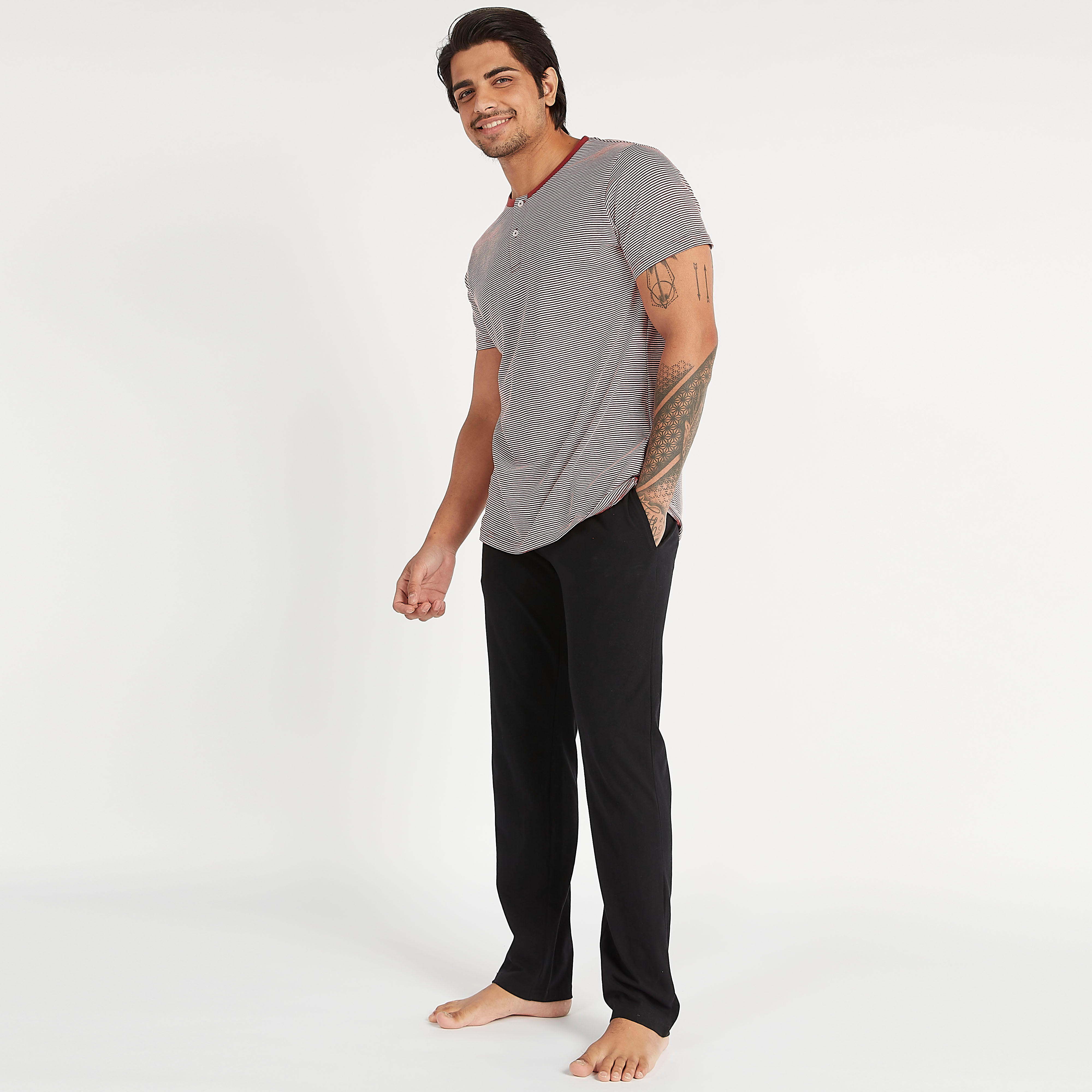 طقم مستدام تيشيرت مخطّط بياقة هينلي مع بنطلون بيجاما سادة-men-clothing-nightwear-sets-image-5