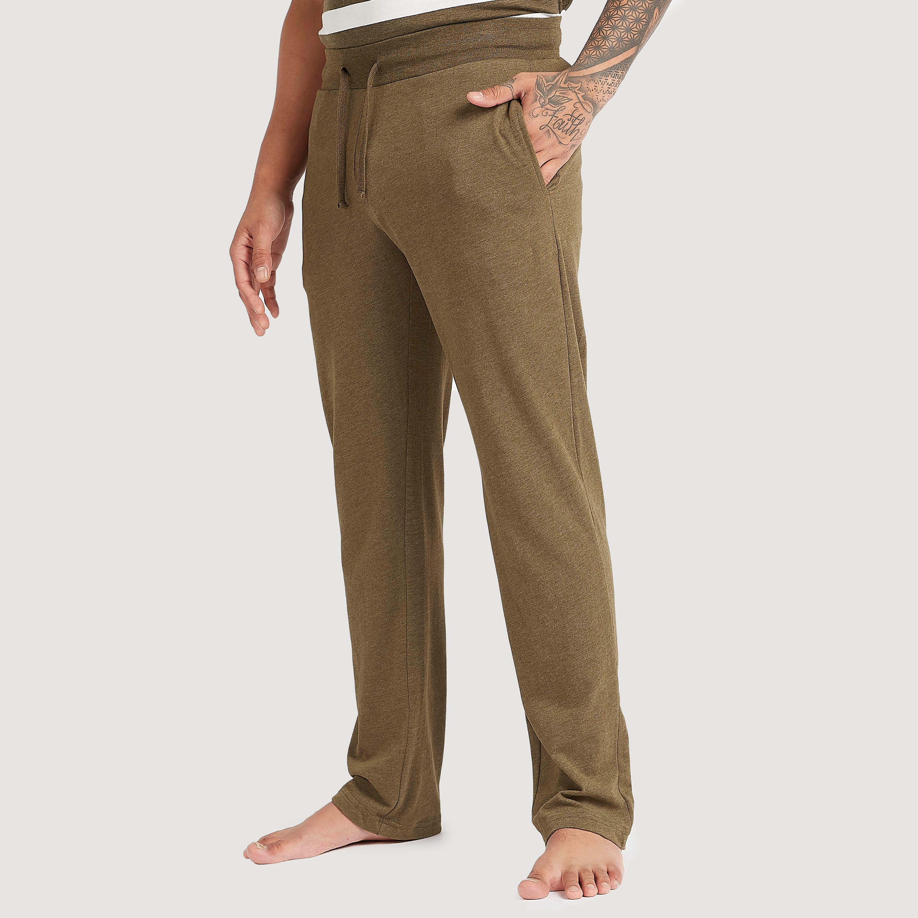 طقم بنطلون بيجاما وتيشيرت مخطّط بأكمام قصيرة-men-clothing-nightwear-sets-image-6
