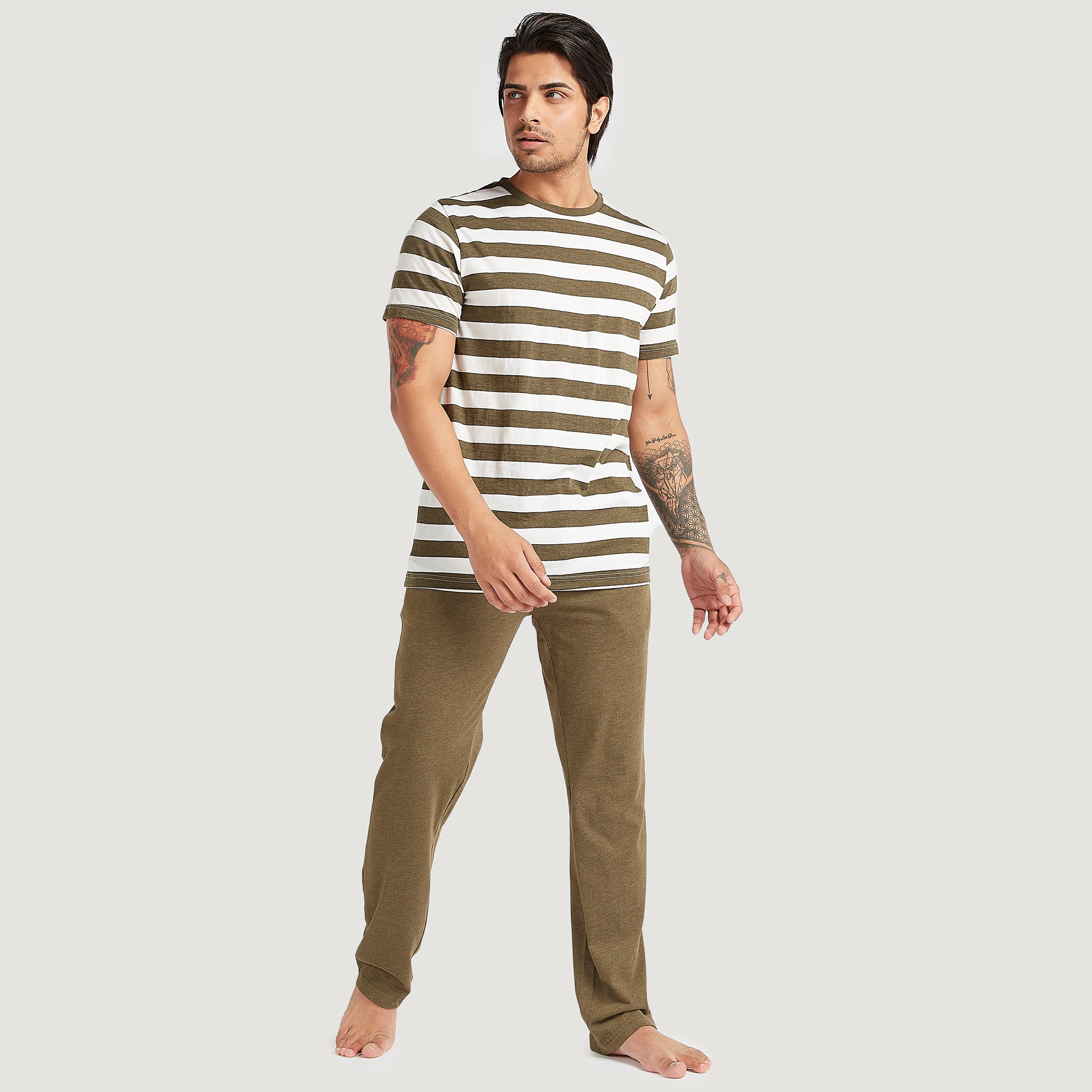 طقم بنطلون بيجاما وتيشيرت مخطّط بأكمام قصيرة-men-clothing-nightwear-sets-image-5
