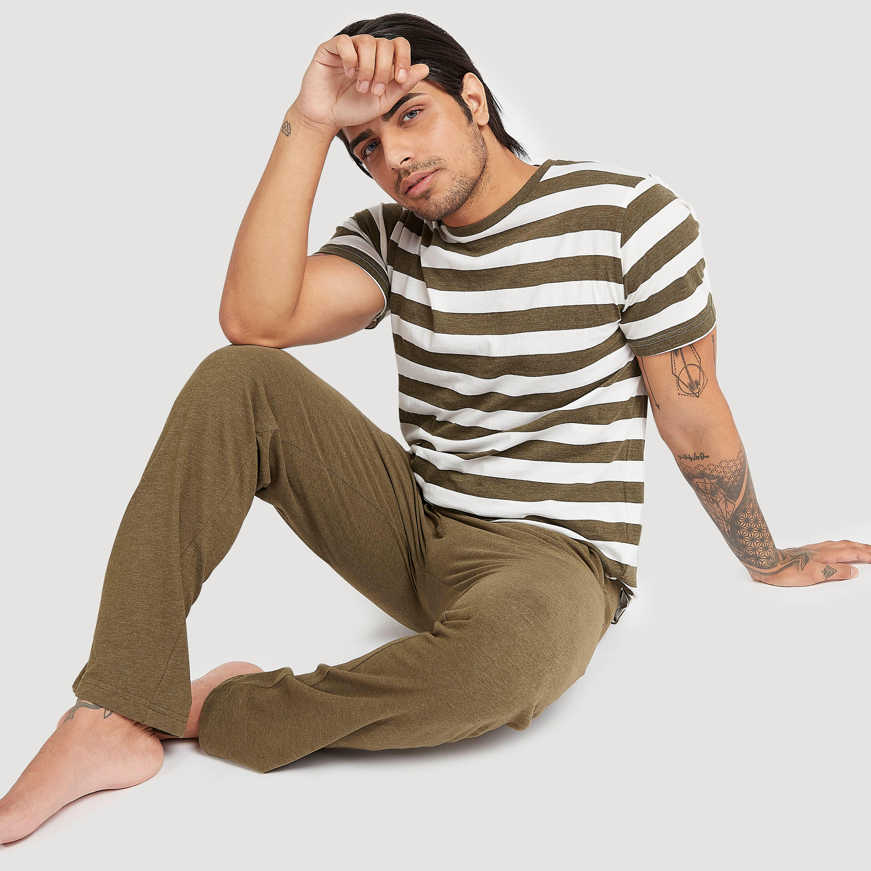 طقم بنطلون بيجاما وتيشيرت مخطّط بأكمام قصيرة-men-clothing-nightwear-sets-image-4
