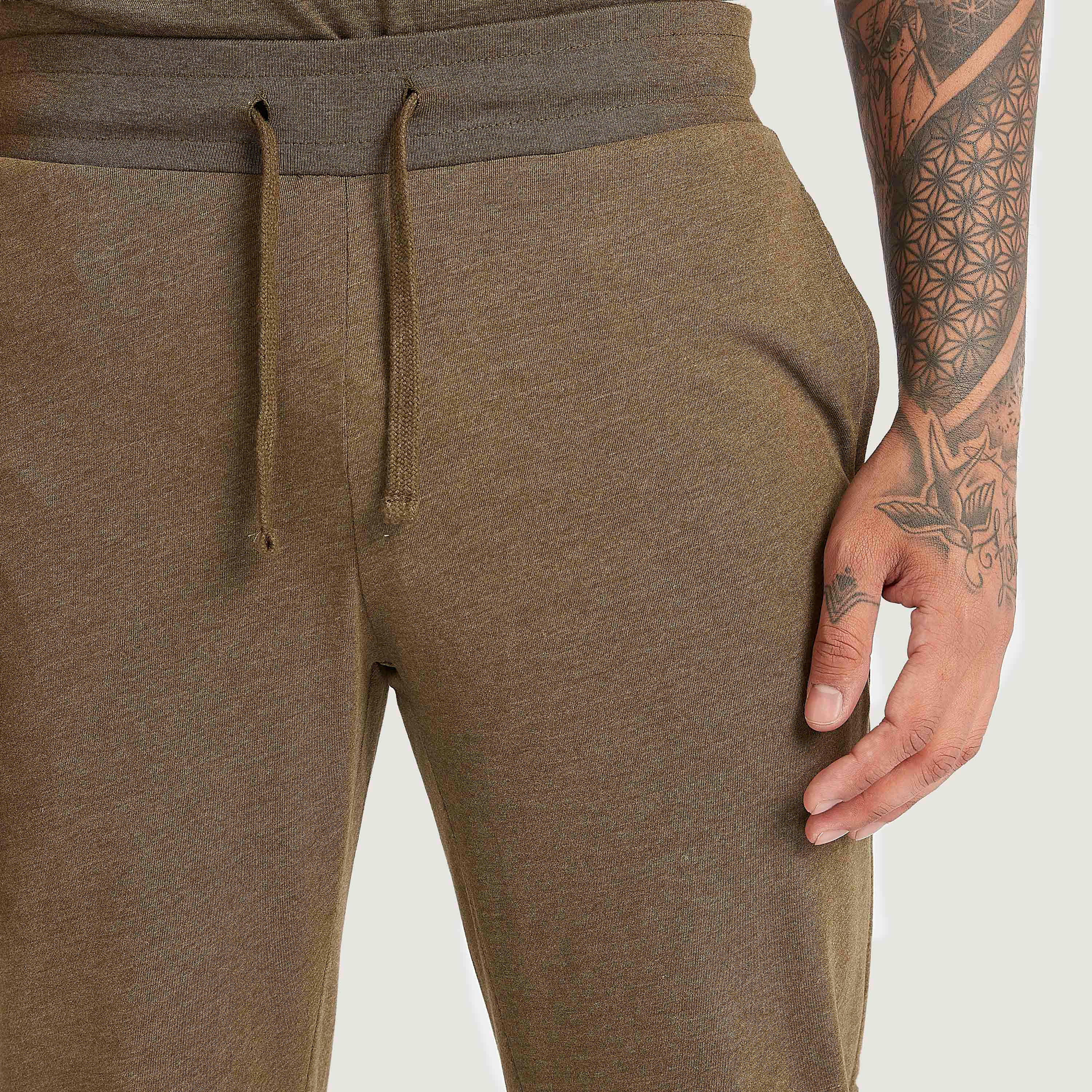 طقم بنطلون بيجاما وتيشيرت مخطّط بأكمام قصيرة-men-clothing-nightwear-sets-image-2