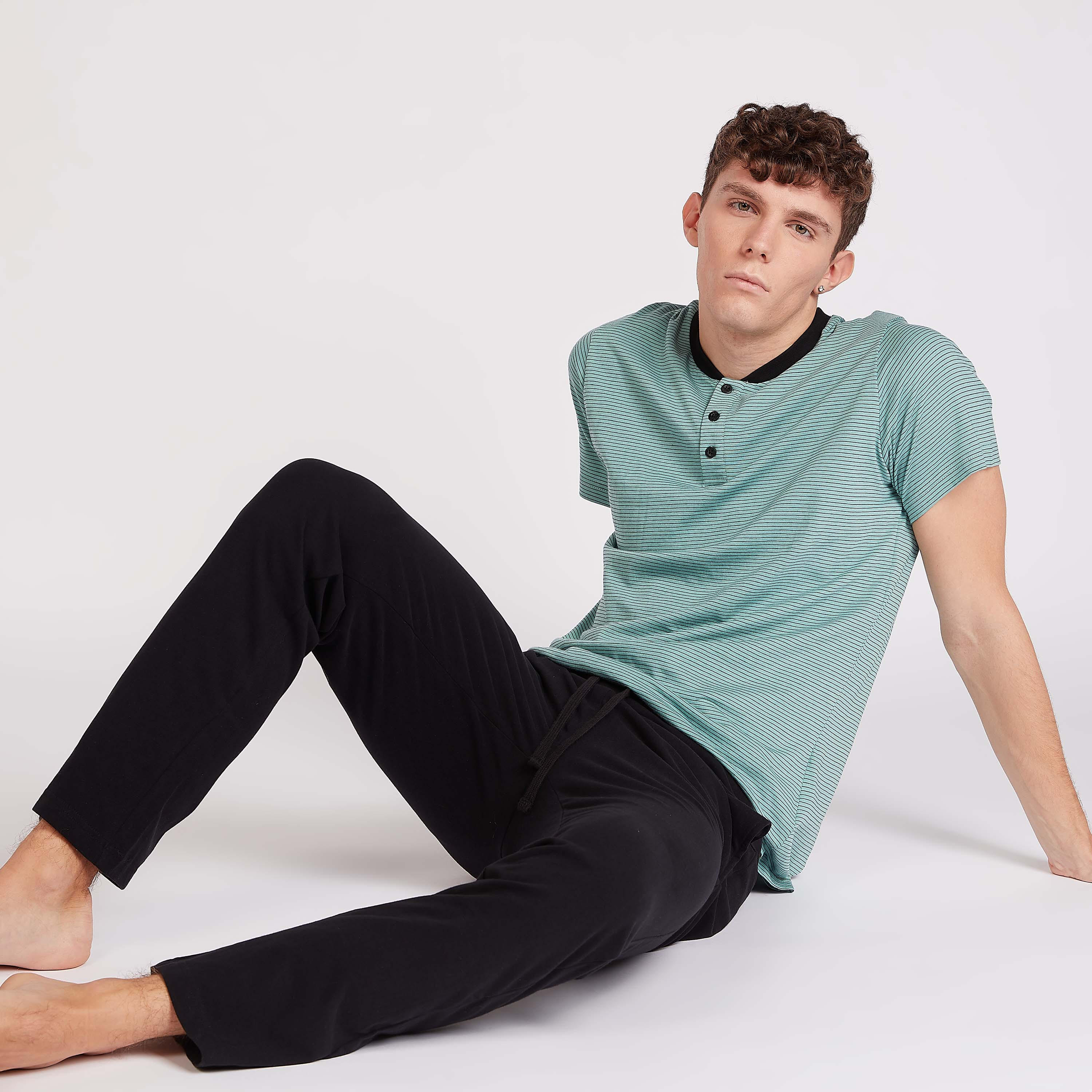 طقم بنطلون بيجاما طويل سادة وتيشيرت مخطط بياقة هينلي-men-clothing-nightwear-sets-image-4