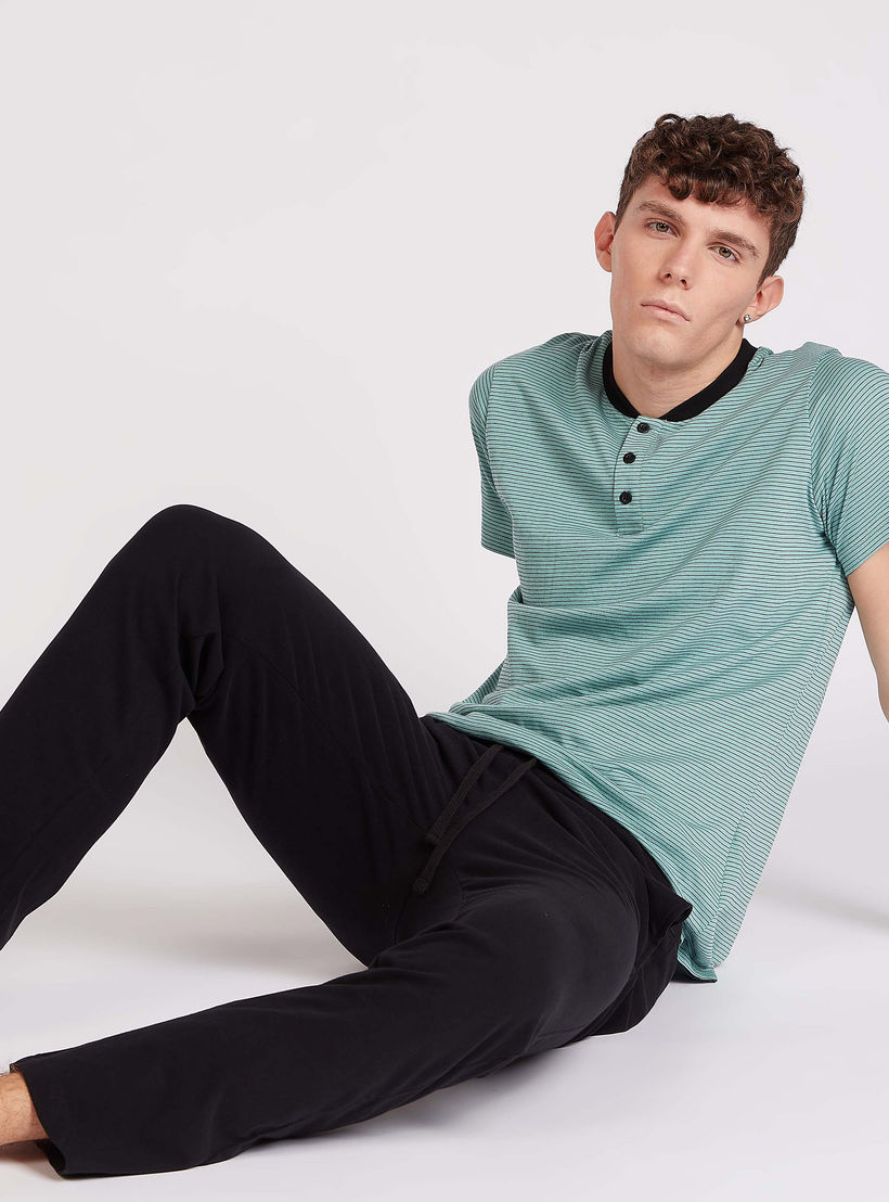 طقم بنطلون بيجاما طويل سادة وتيشيرت مخطط بياقة هينلي-men-clothing-nightwear-sets-image-4