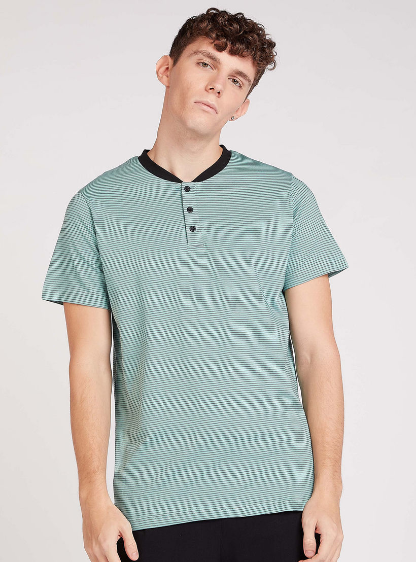 طقم بنطلون بيجاما طويل سادة وتيشيرت مخطط بياقة هينلي-men-clothing-nightwear-sets-image-2