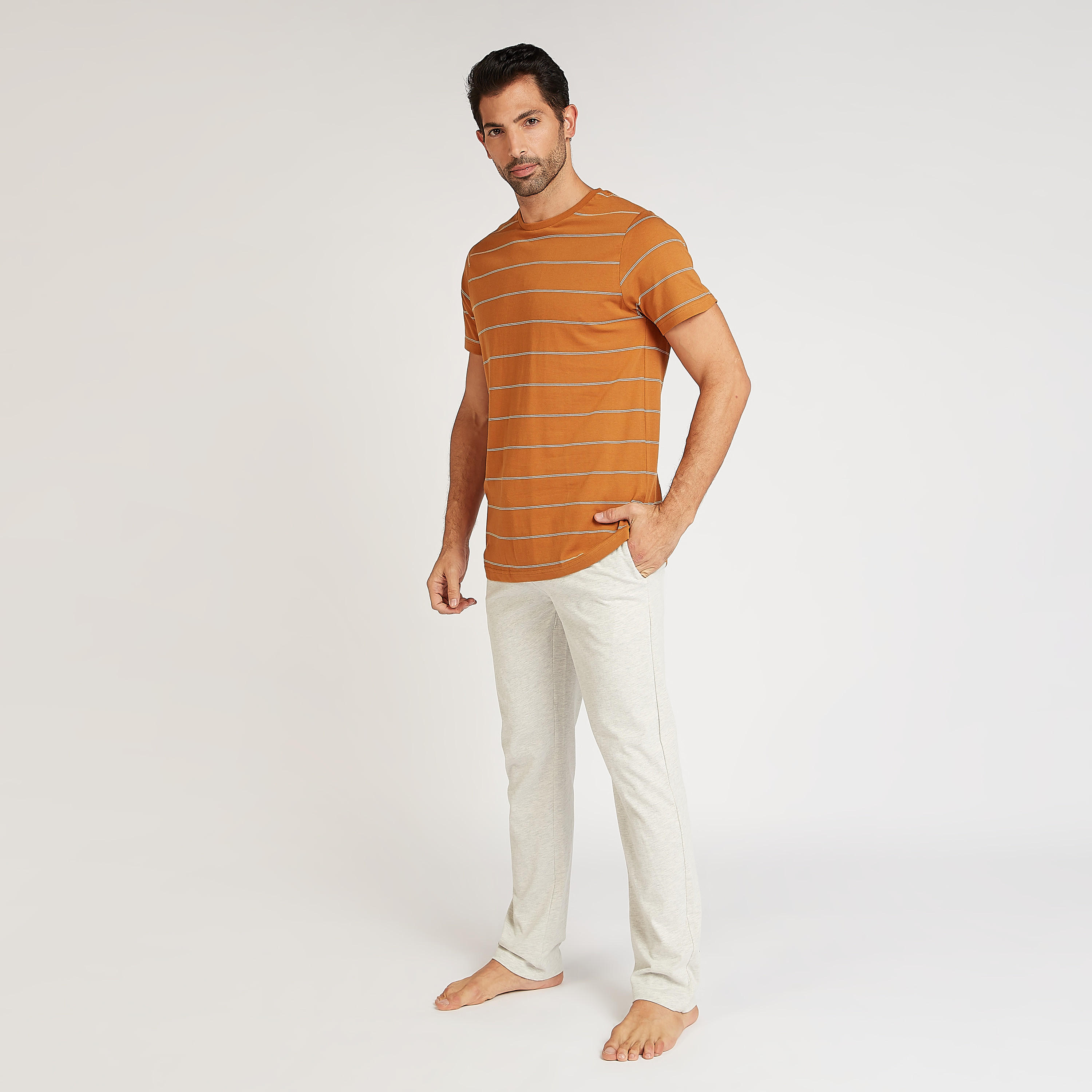 طقم مستدام بنطلون بيجاما طويل سادة وتيشيرت مخطّط بياقة ضيّقة-men-clothing-nightwear-sets-image-1