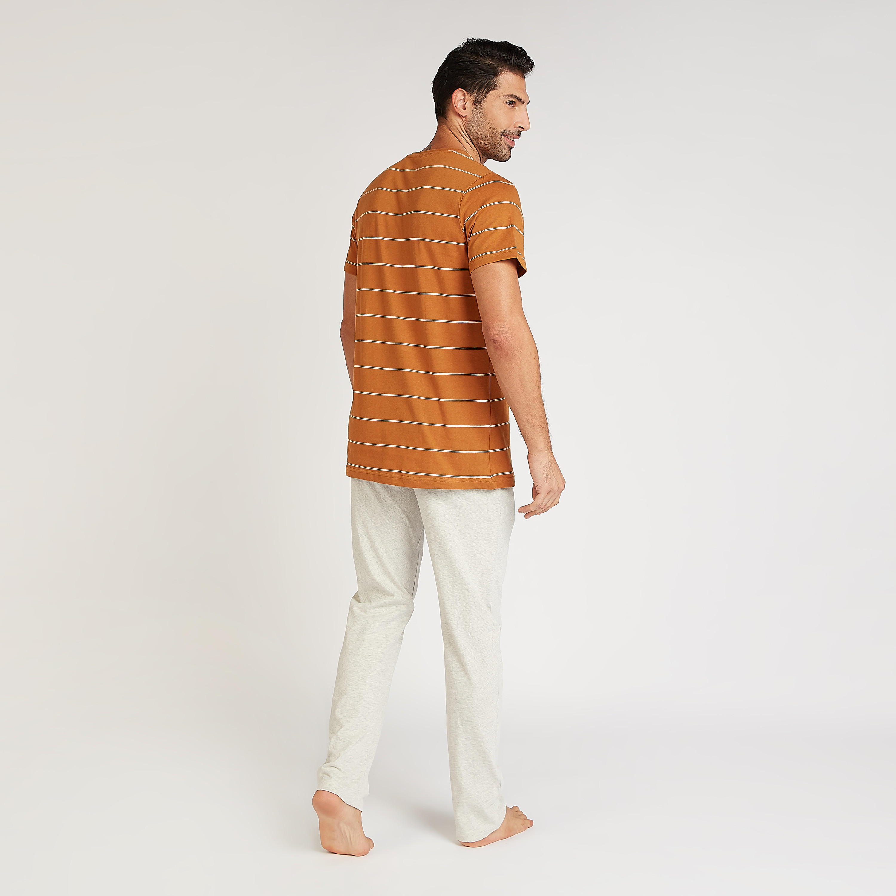 طقم مستدام بنطلون بيجاما طويل سادة وتيشيرت مخطّط بياقة ضيّقة-men-clothing-nightwear-sets-image-2