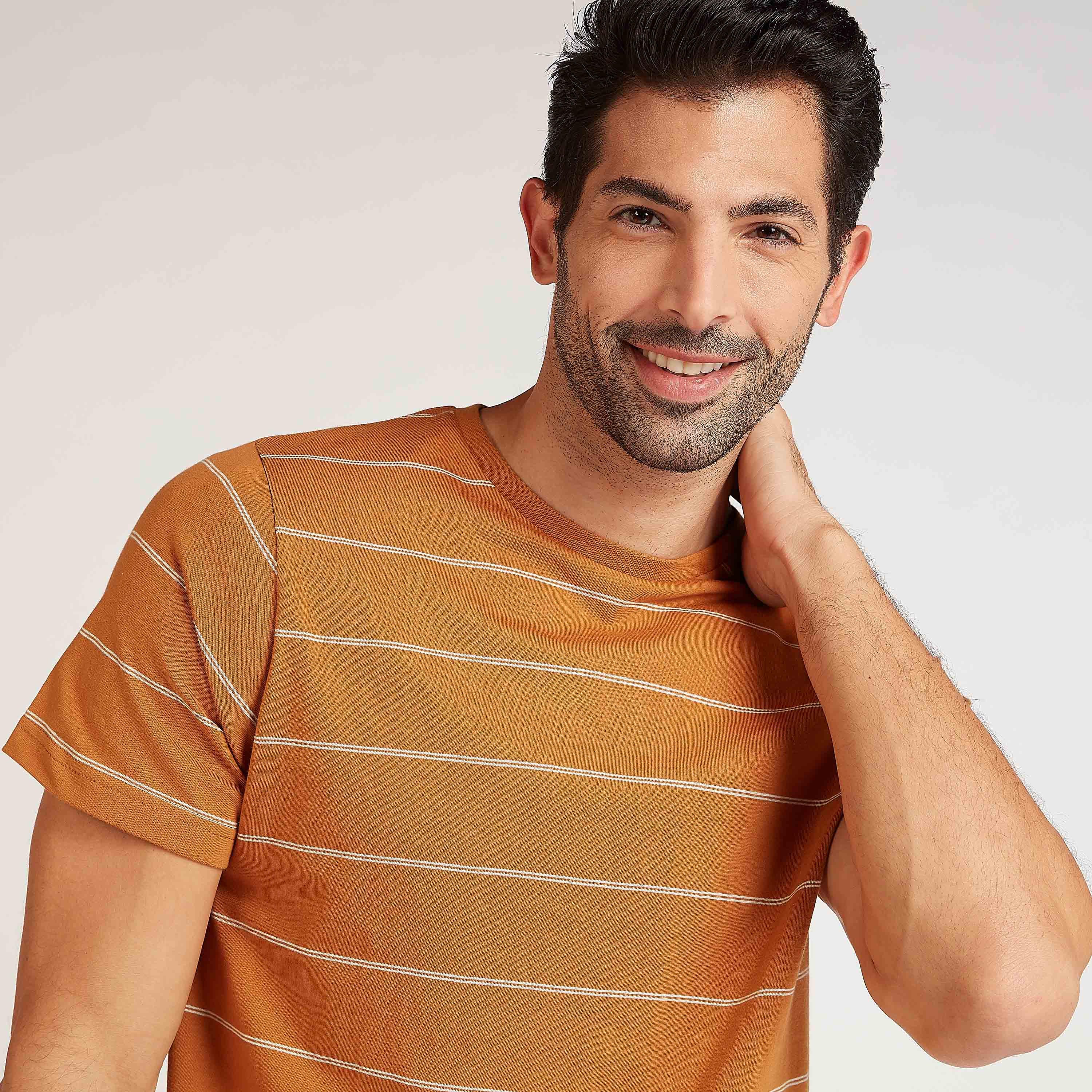 طقم مستدام بنطلون بيجاما طويل سادة وتيشيرت مخطّط بياقة ضيّقة-men-clothing-nightwear-sets-image-3