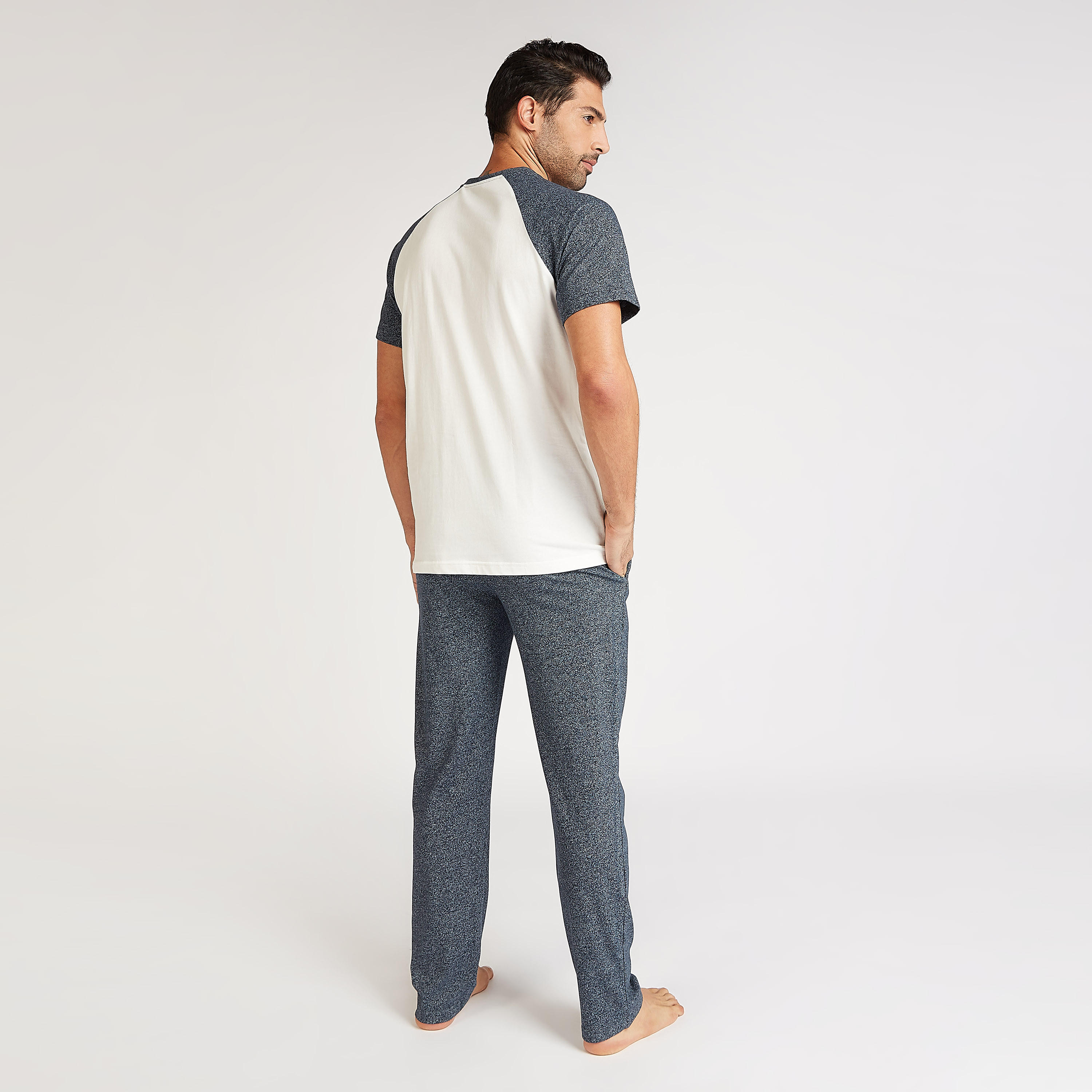 طقم مستدام بنطلون بيجاما طويل وتيشيرت سادة بأكمام مغايرة-men-clothing-nightwear-sets-image-2