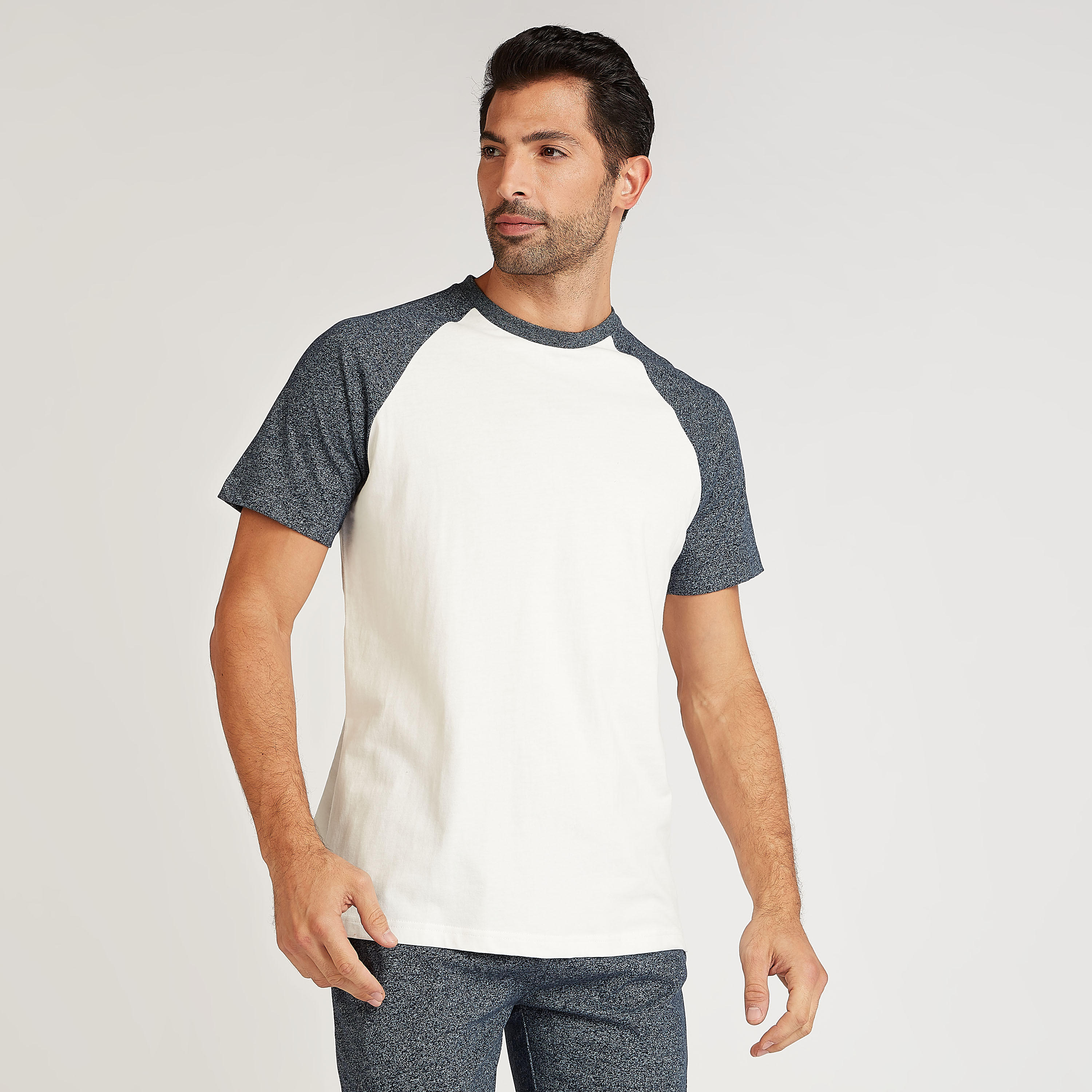 طقم مستدام بنطلون بيجاما طويل وتيشيرت سادة بأكمام مغايرة-men-clothing-nightwear-sets-image-3