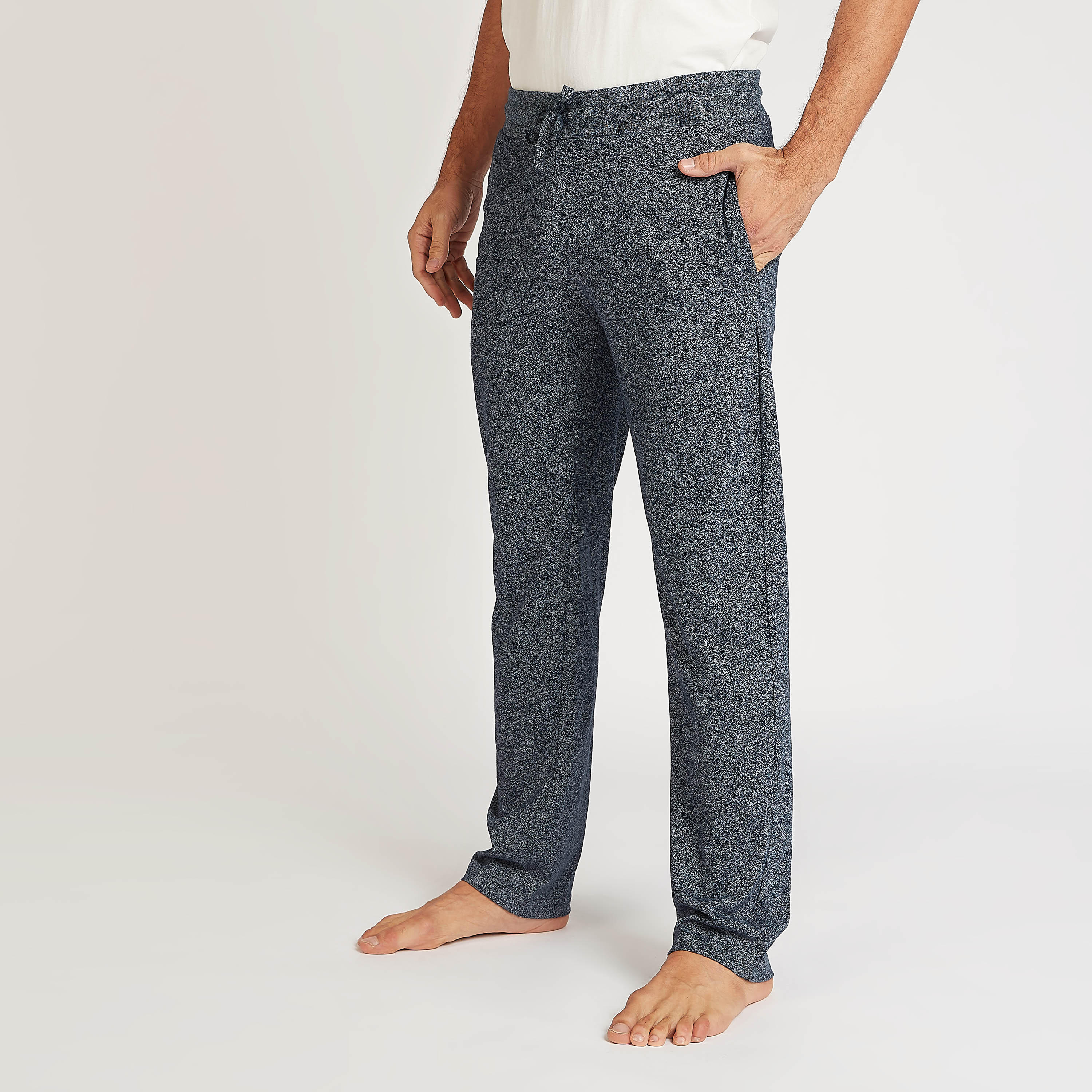 طقم مستدام بنطلون بيجاما طويل وتيشيرت سادة بأكمام مغايرة-men-clothing-nightwear-sets-image-4