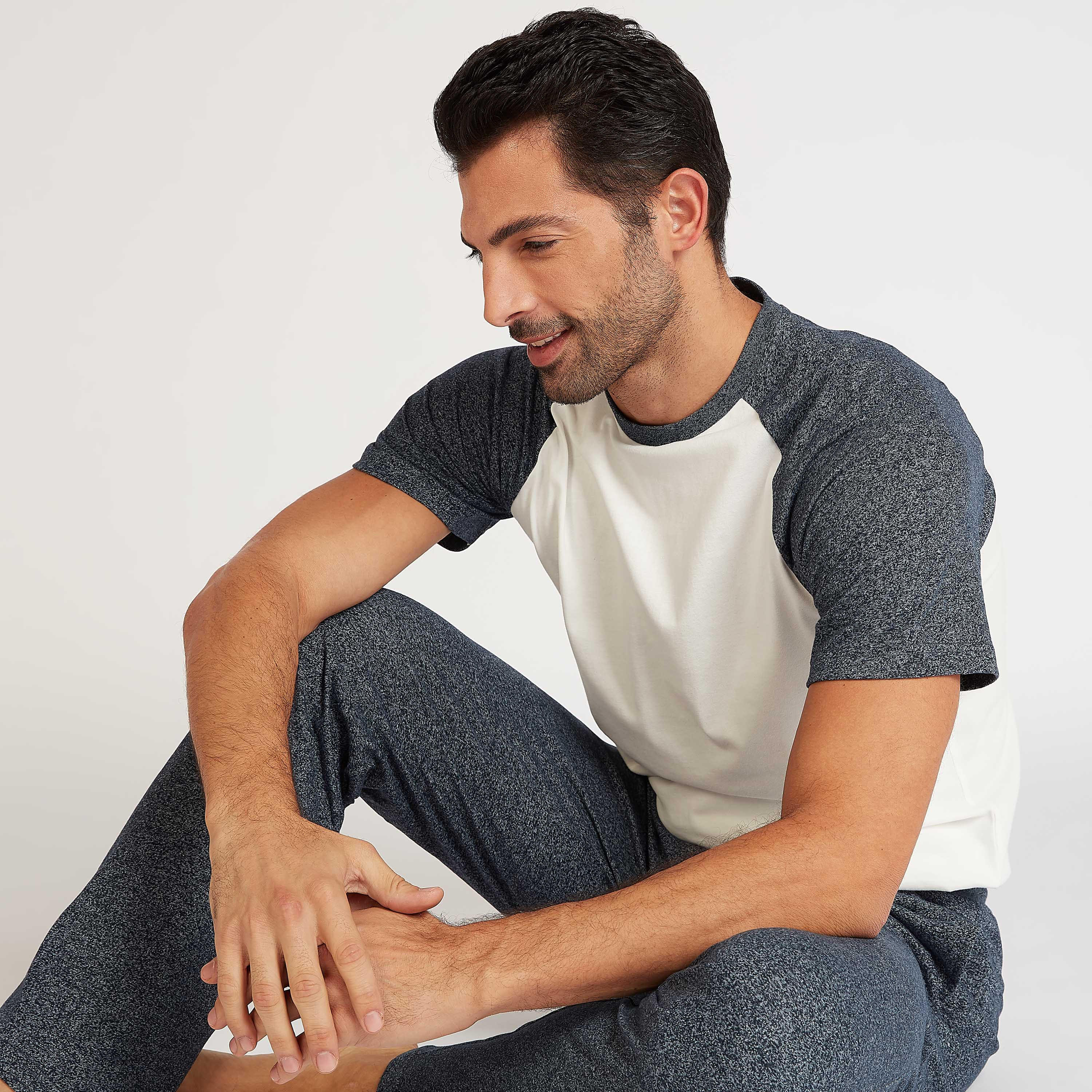 طقم مستدام بنطلون بيجاما طويل وتيشيرت سادة بأكمام مغايرة-men-clothing-nightwear-sets-image-5