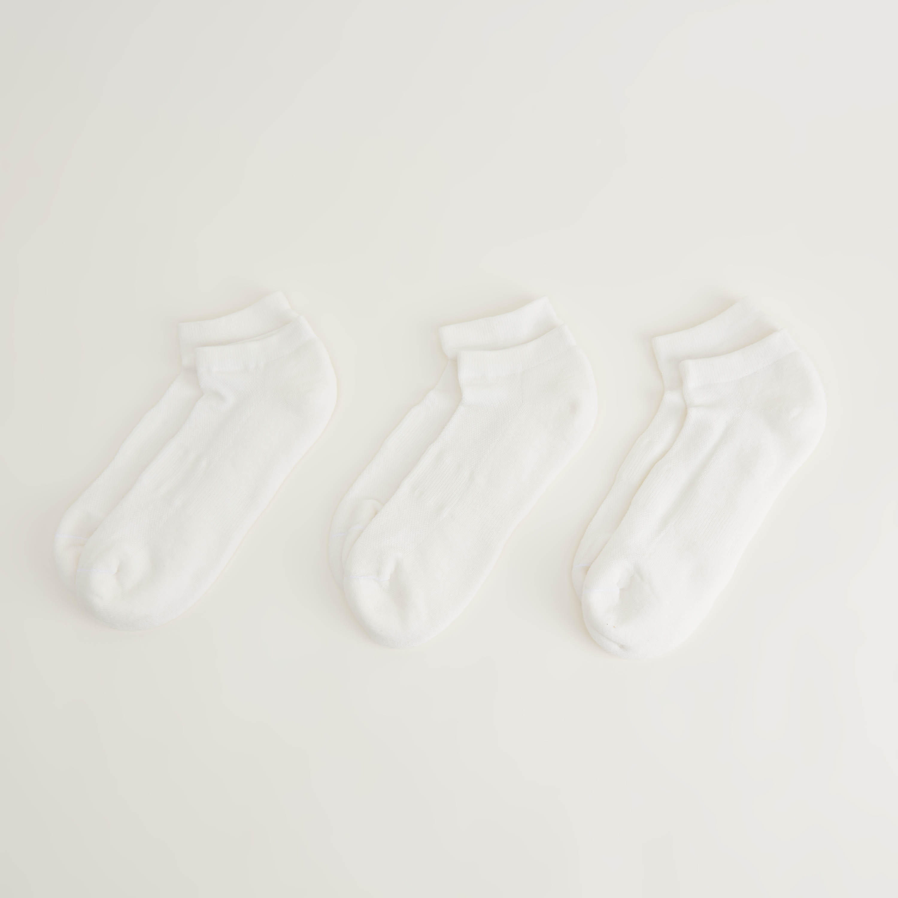 جوارب بارزة الملمس بطول الكاحل بحوّاف مطاطية - طقم من 3 أزواج-men-socks-image-1