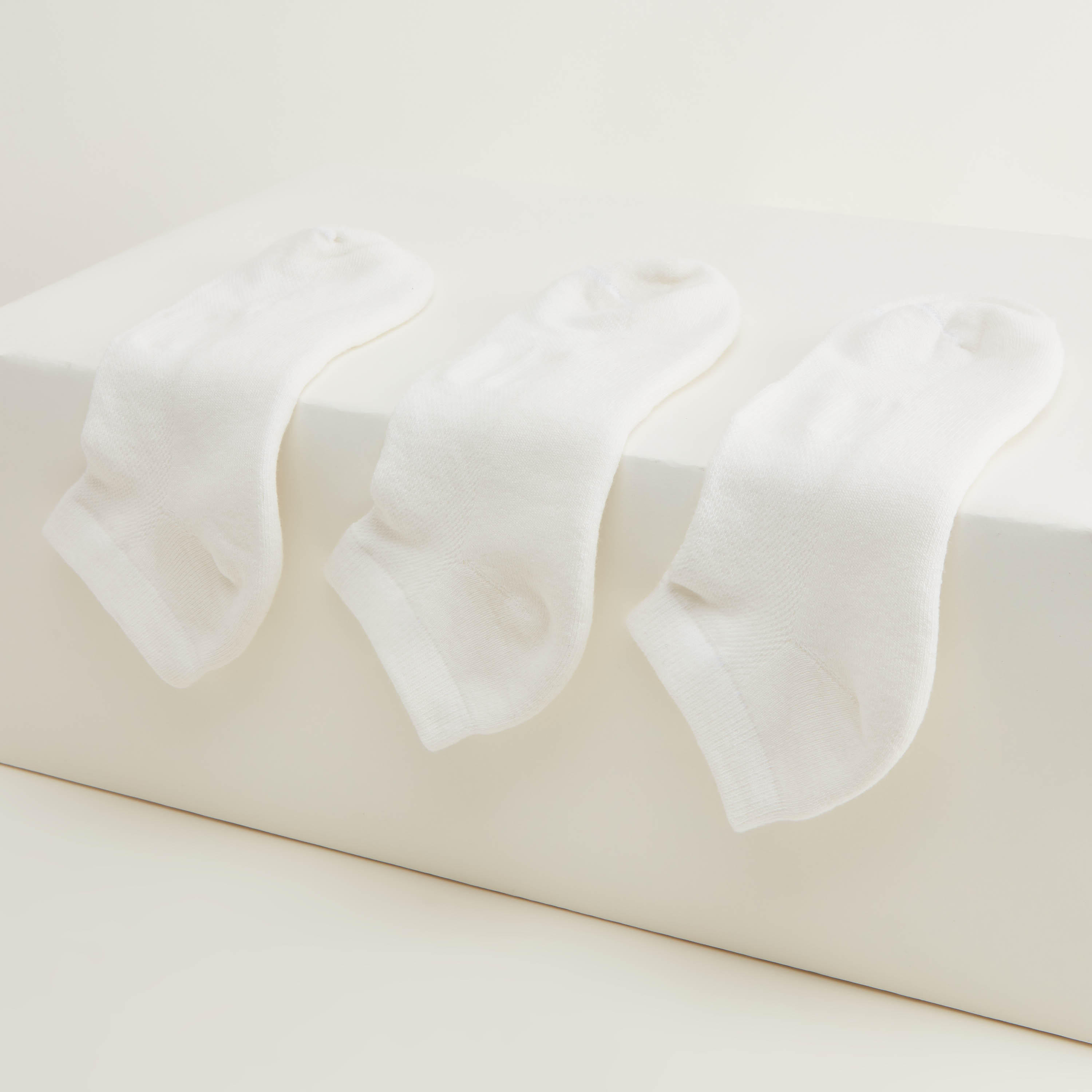 جوارب بارزة الملمس بطول الكاحل بحوّاف مطاطية - طقم من 3 أزواج-men-socks-image-2