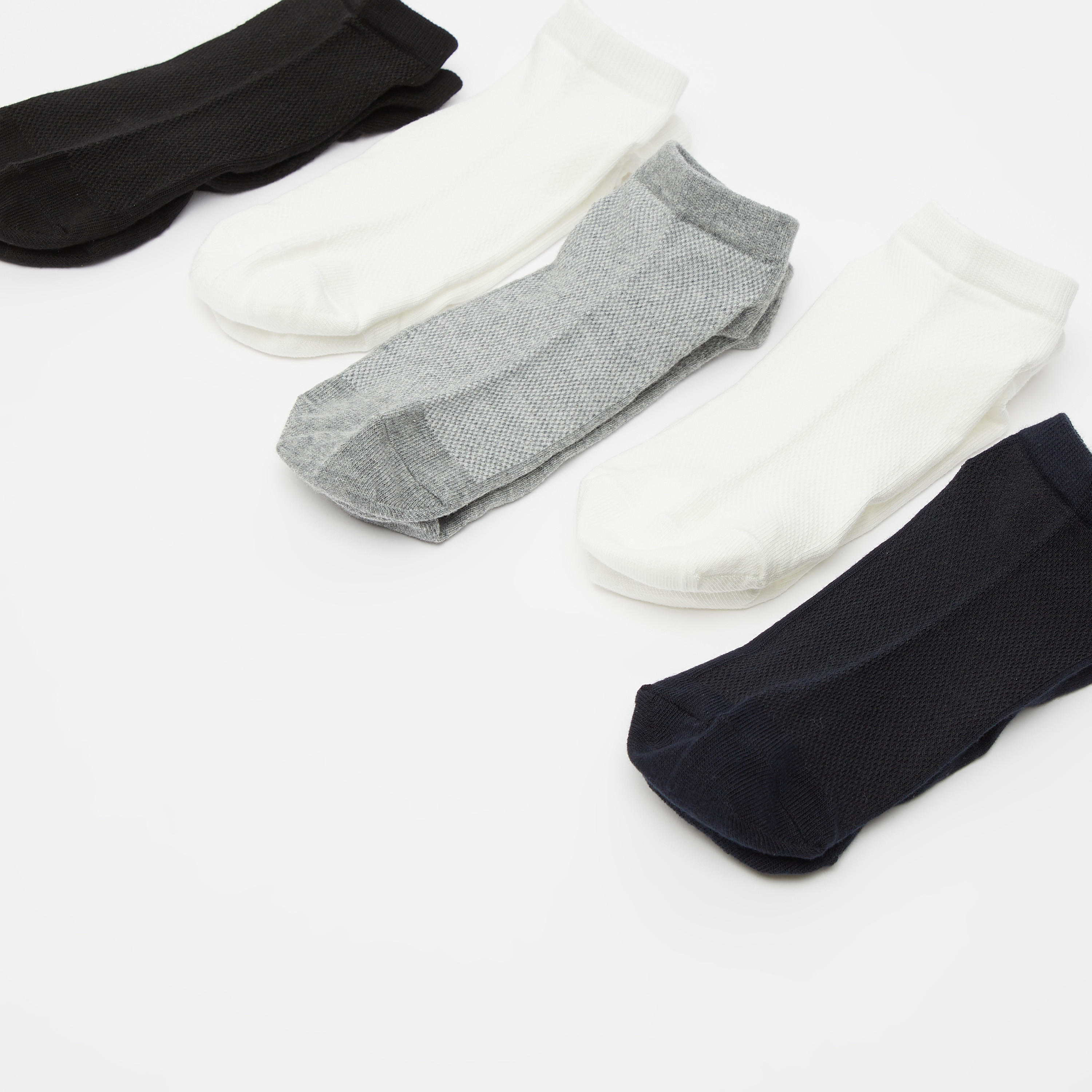 جوارب بارزة الملمس بطول الكاحل بحوّاف مطاطية - طقم من 5 أزواج-men-socks-image-3