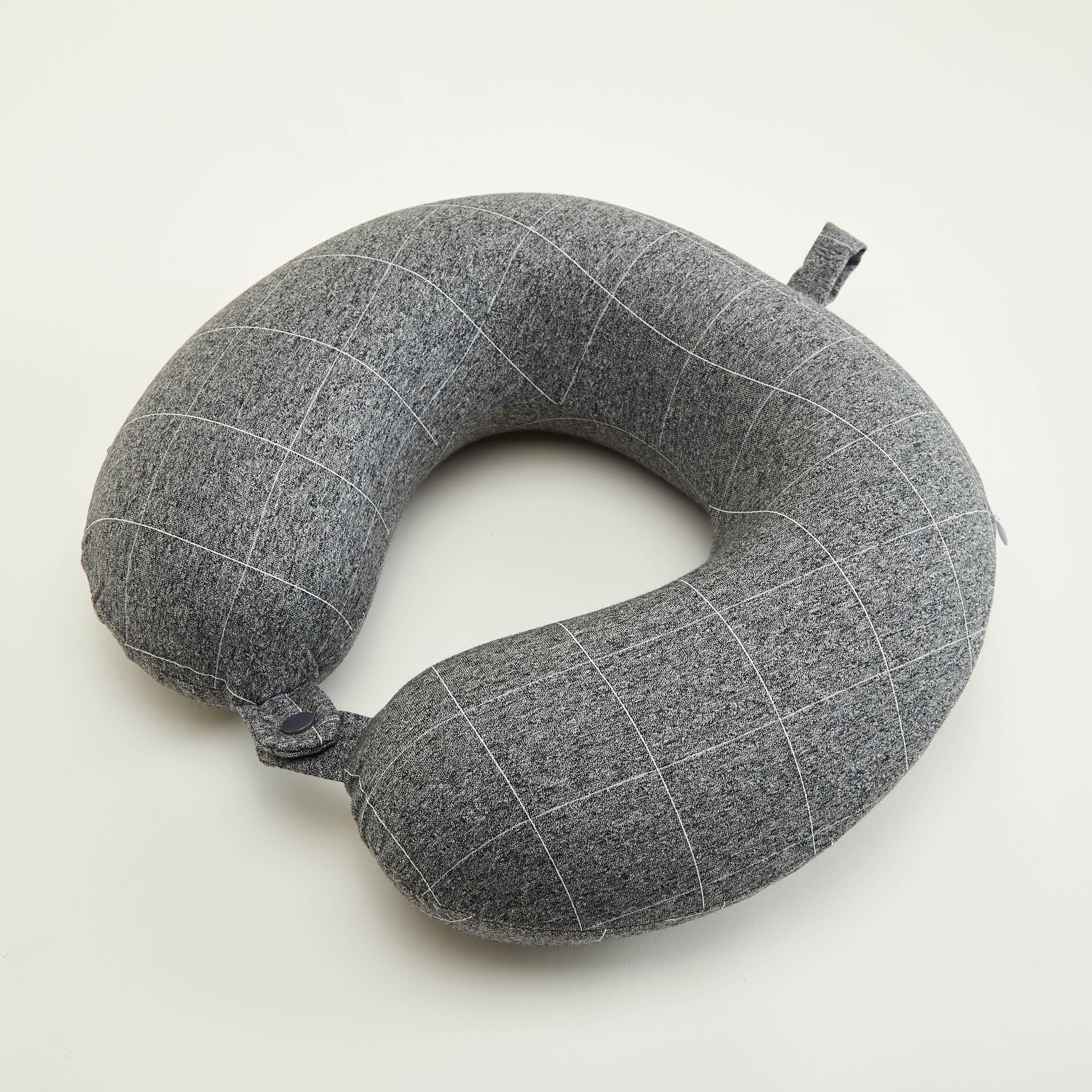وسادة رقبة بطبعات وزر إغلاق كبّاس-travel-accessories-image-5
