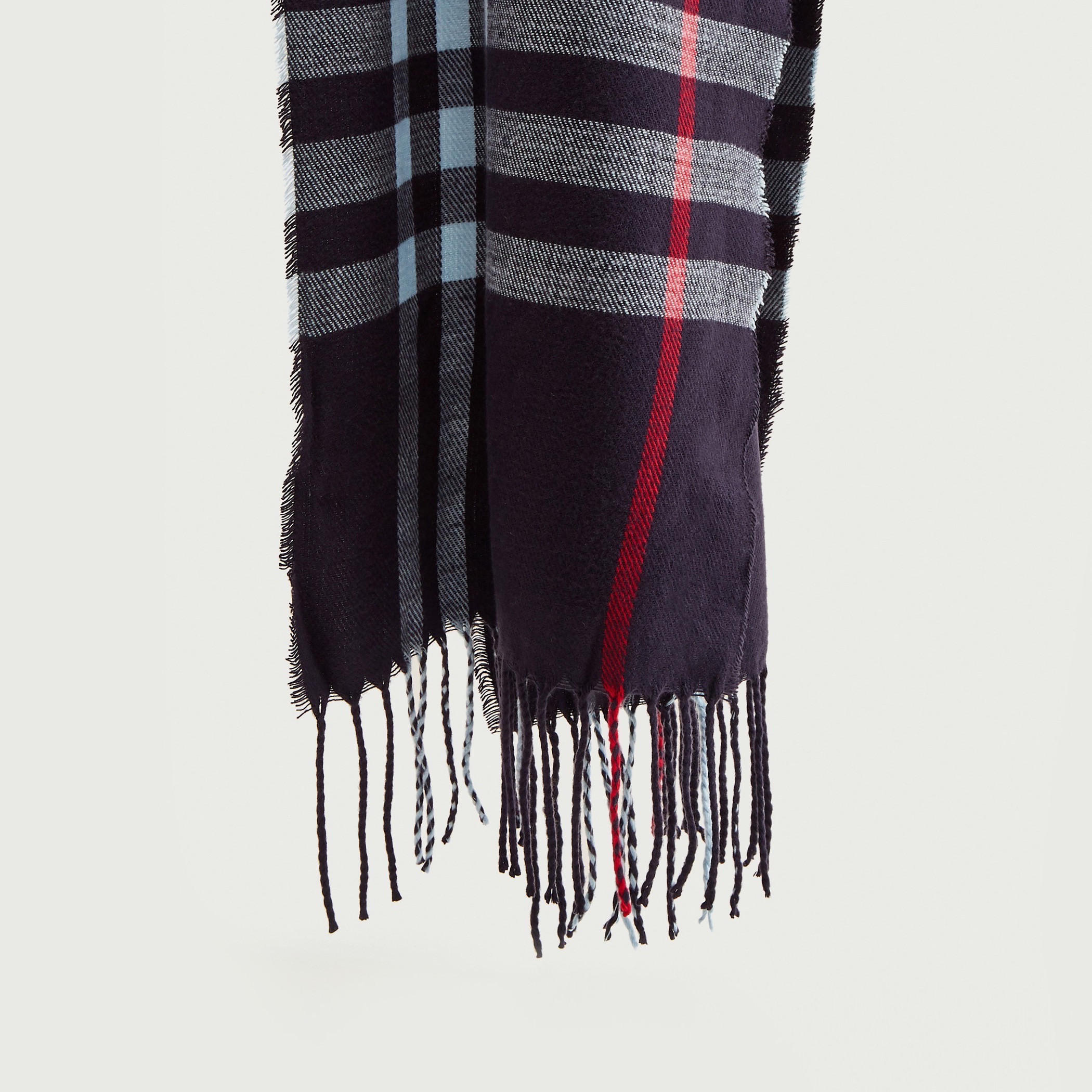 وشاح مقلّم بأطراف بشراشيب-men-scarvesandgloves-image-1