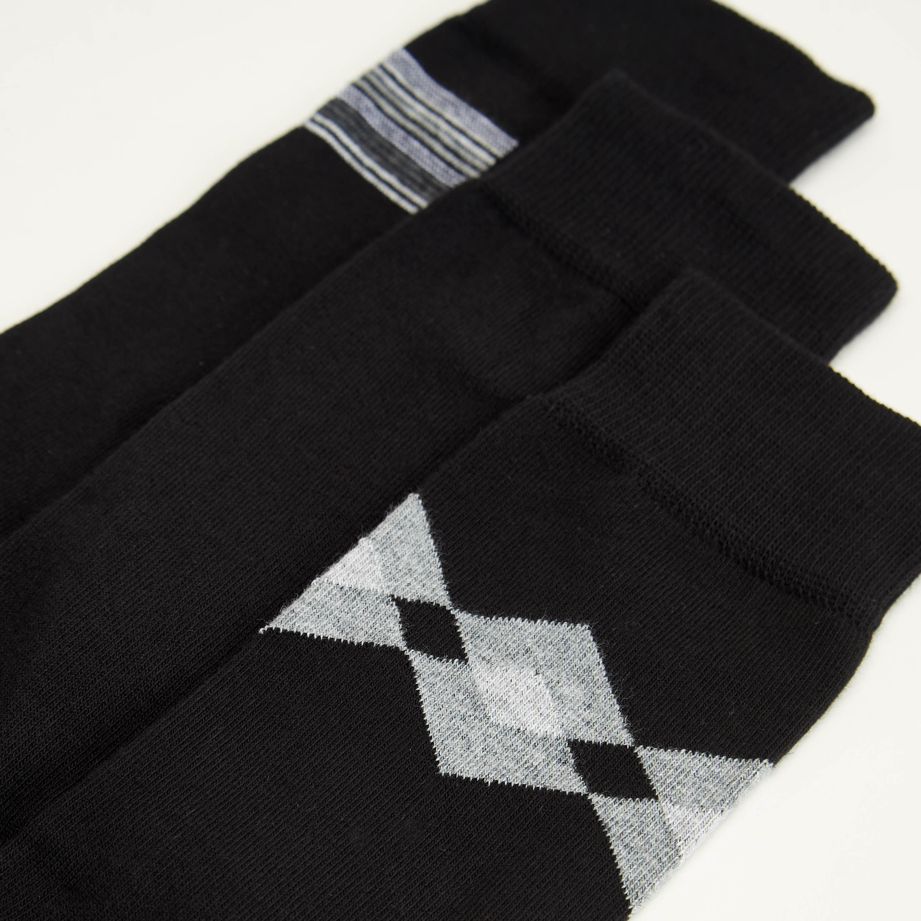 جوارب متنوّعة بحواف مضلّعة - طقم من 3 أزواج-men-socks-image-3