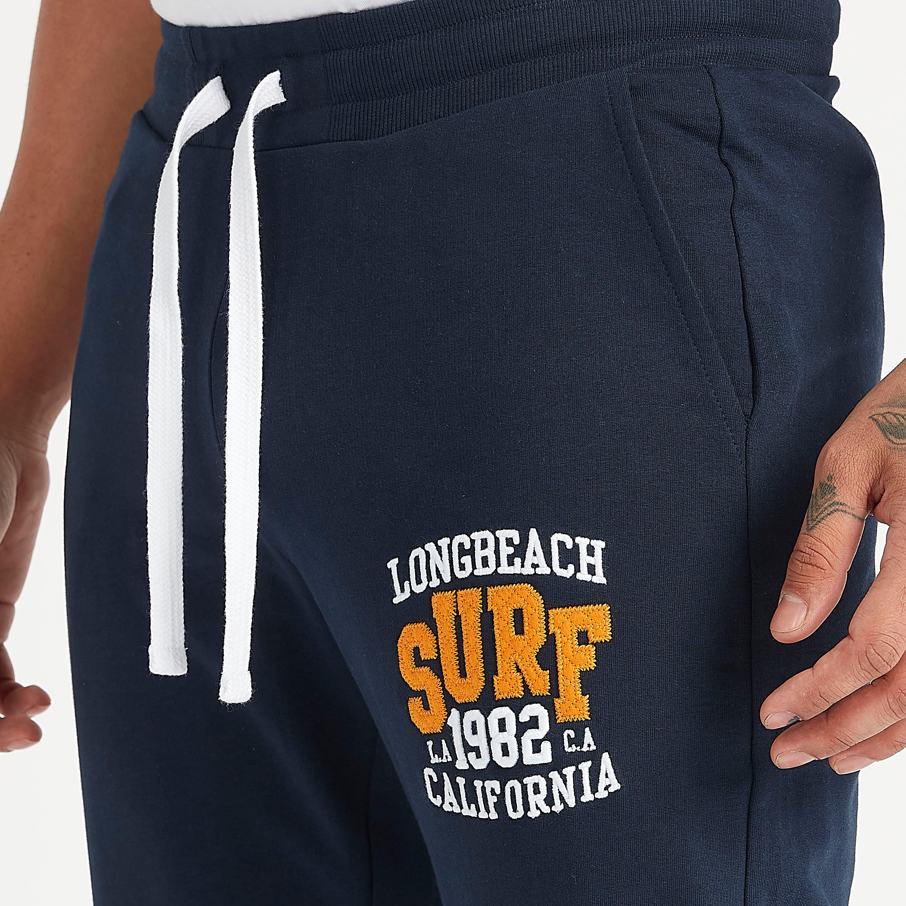 بيجاما مستدامة  مطرّزة برباط إغلاق وجيوب-men-clothing-nightwear-pyjamaandshorts-image-3