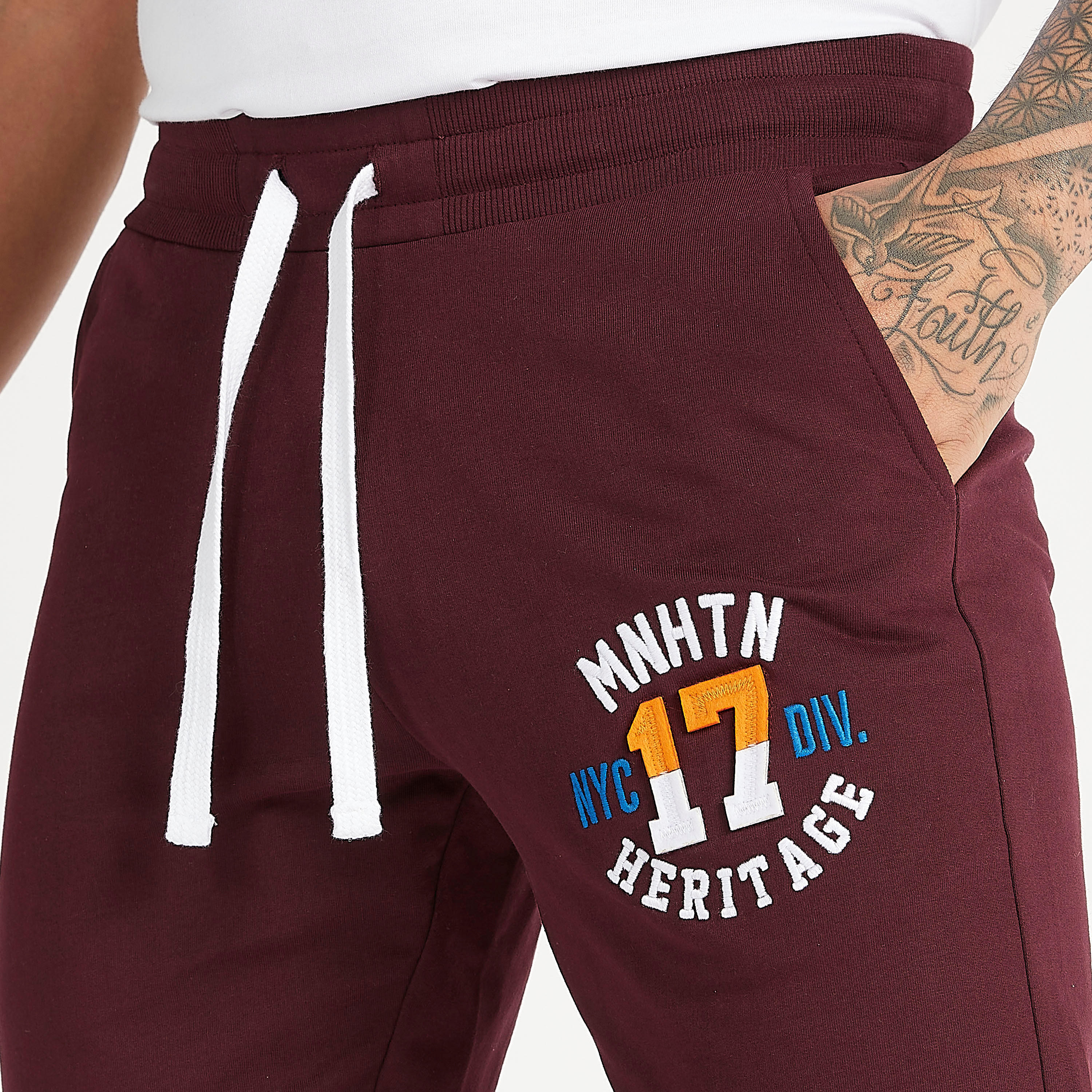 بيجاما مستدامة مطرّزة برباط إغلاق وجيوب-men-clothing-nightwear-pyjamaandshorts-image-2