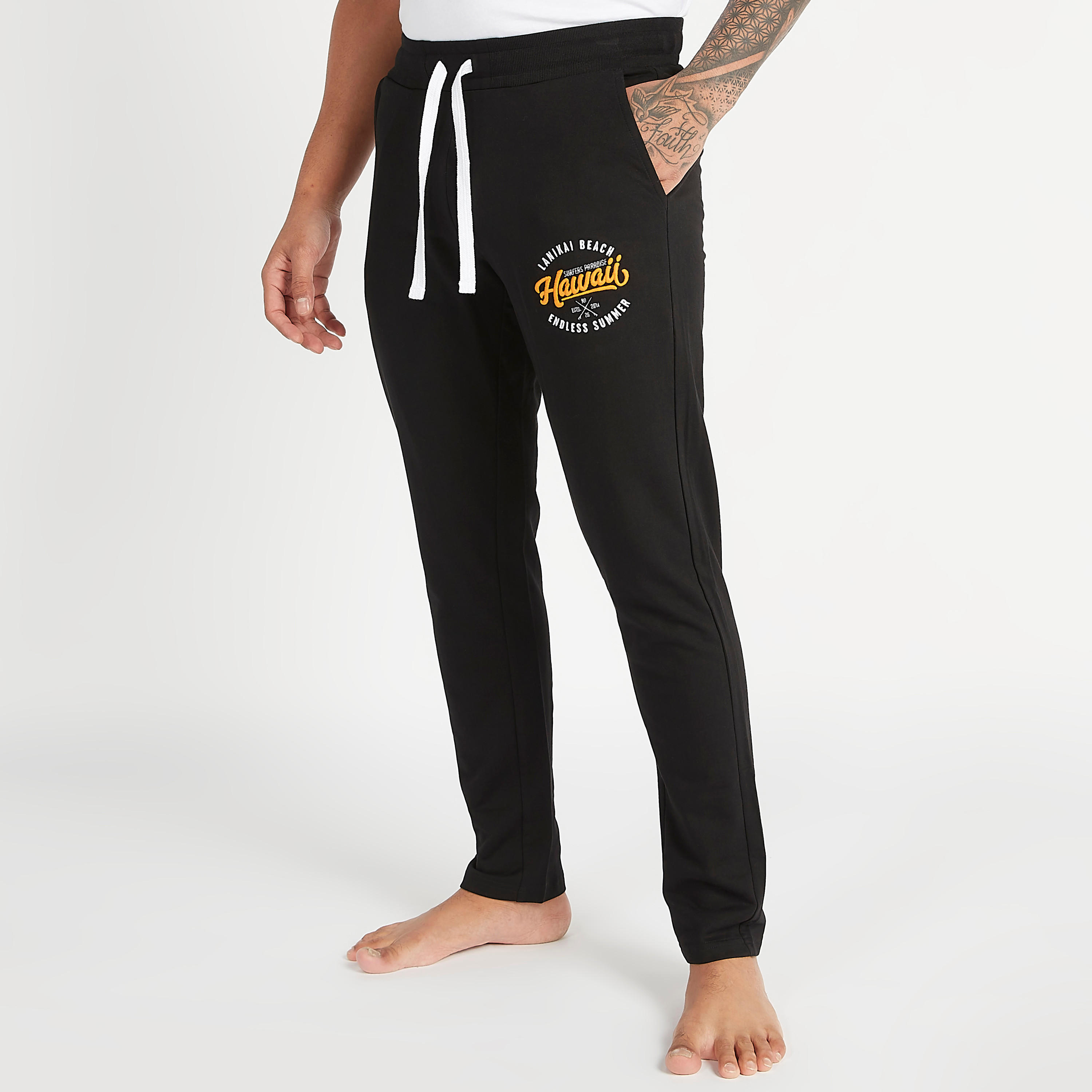 بنطلون بيجاما مستدام مطرّز برباط إغلاق-men-clothing-nightwear-pyjamaandshorts-image-1