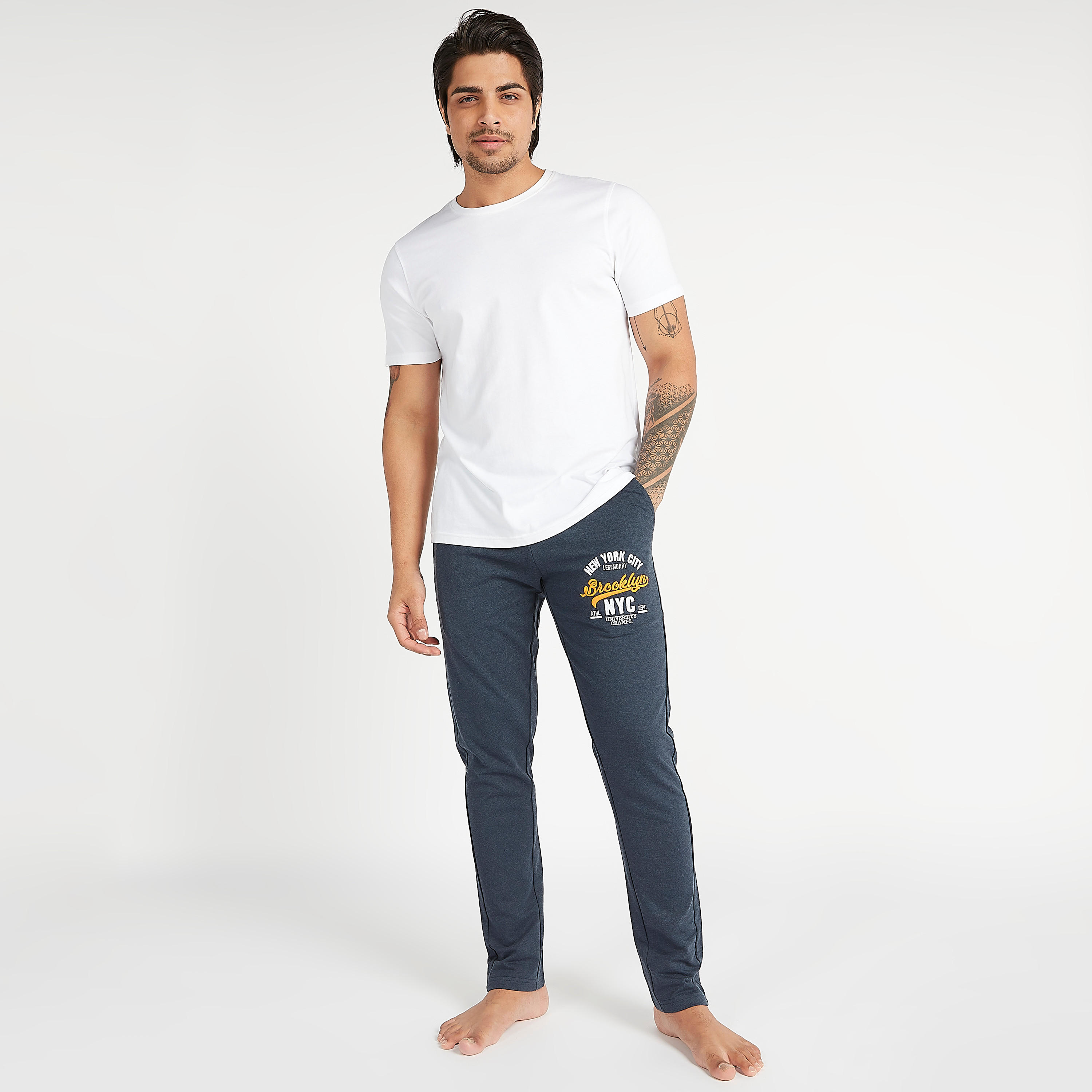 بنطلون مستدام مطرّز برباط إغلاق-men-clothing-nightwear-pyjamaandshorts-image-2