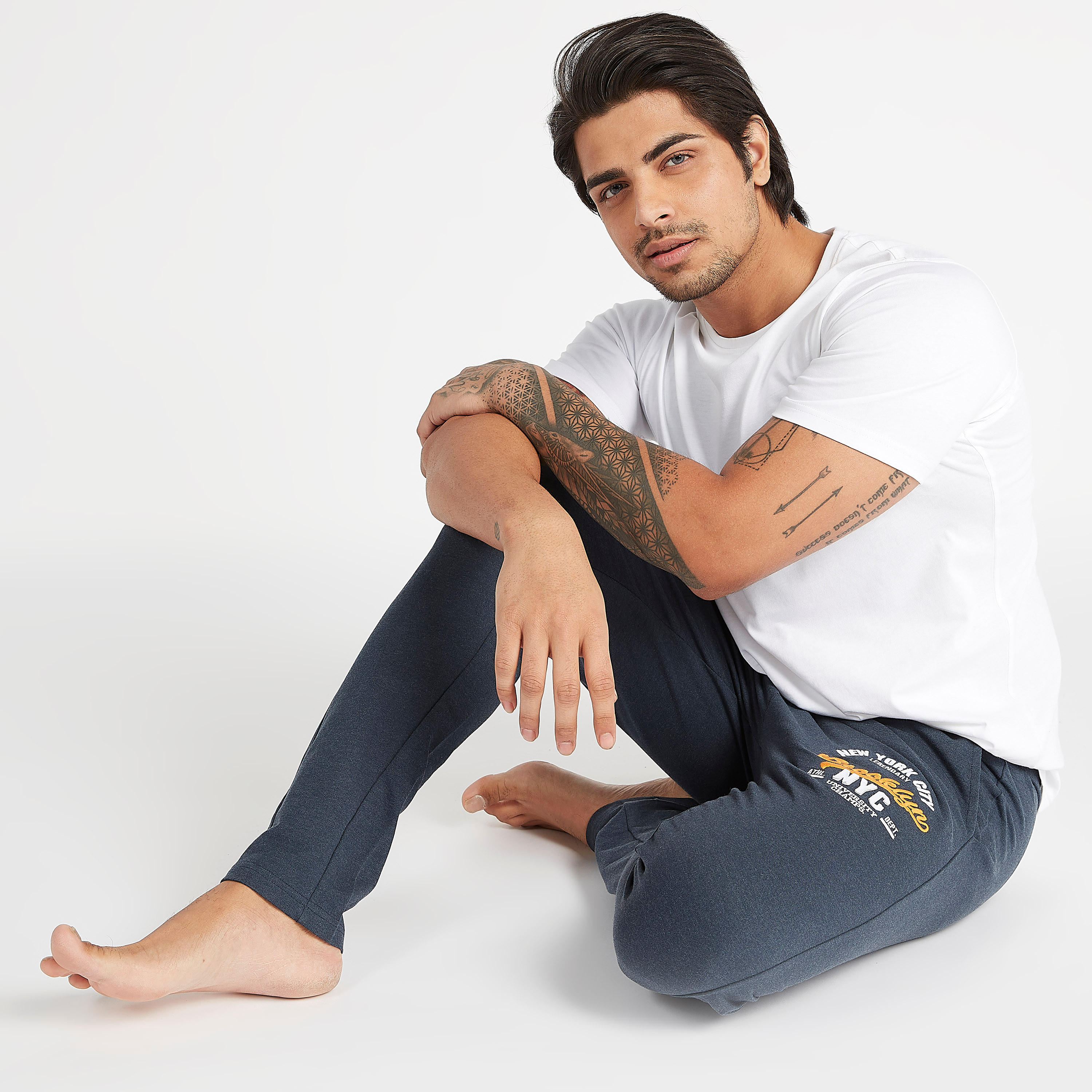 بنطلون مستدام مطرّز برباط إغلاق-men-clothing-nightwear-pyjamaandshorts-image-3