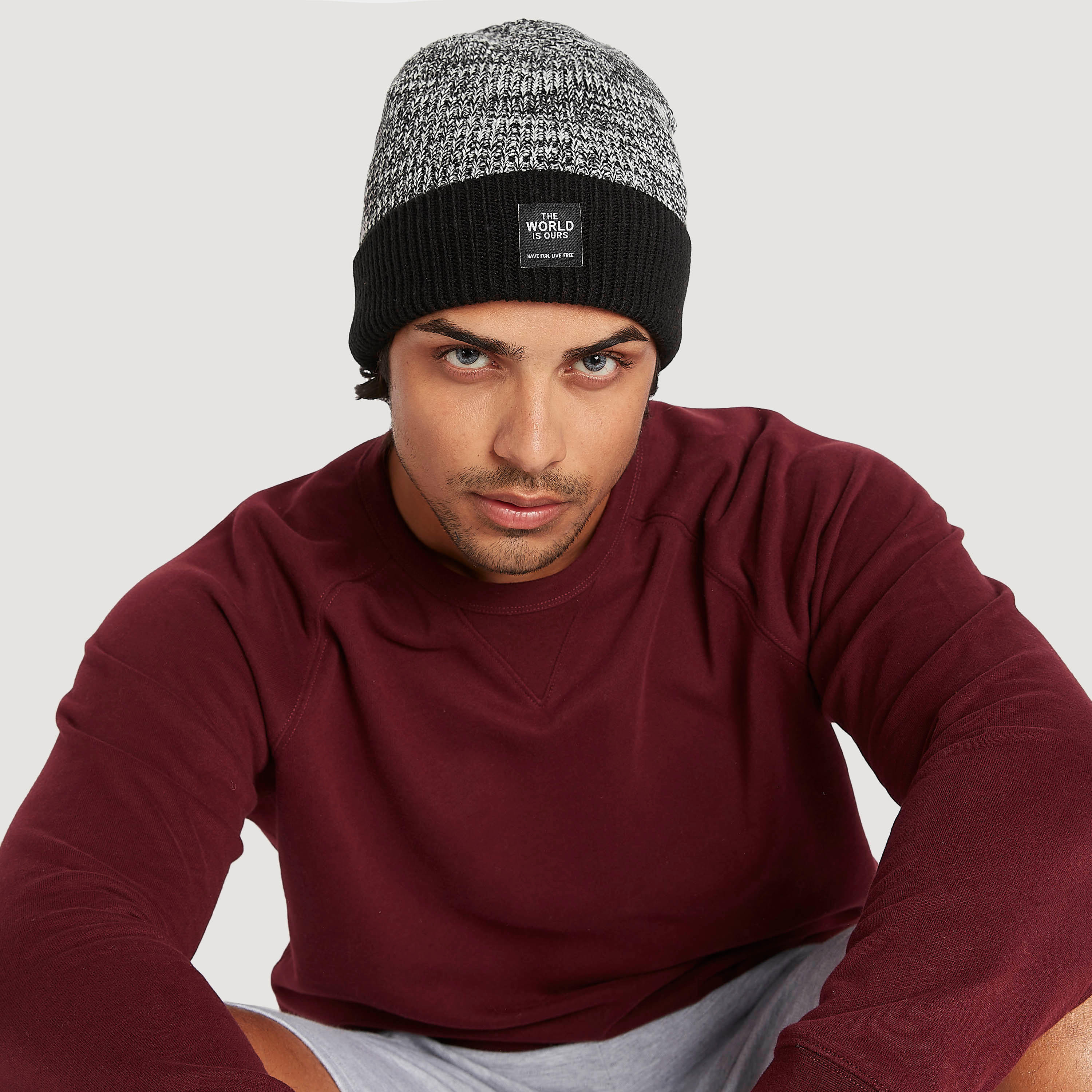 قبّعة بيني بارزة الملمس بأطراف مطّاطيّة وتفاصيل مزخرفة-men-caps-image-2