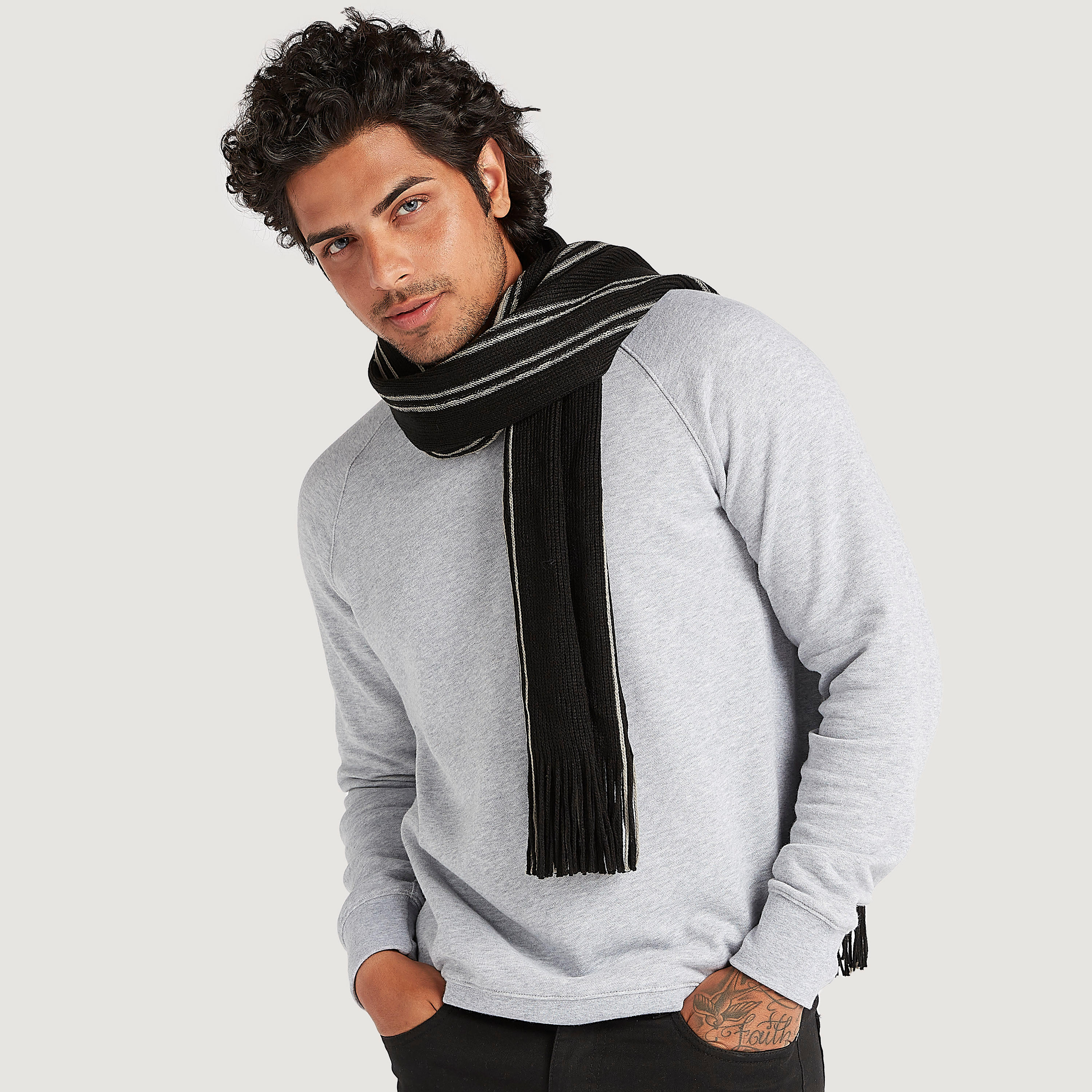 وشاح مخطّط بشراشيب-men-scarvesandgloves-image-2